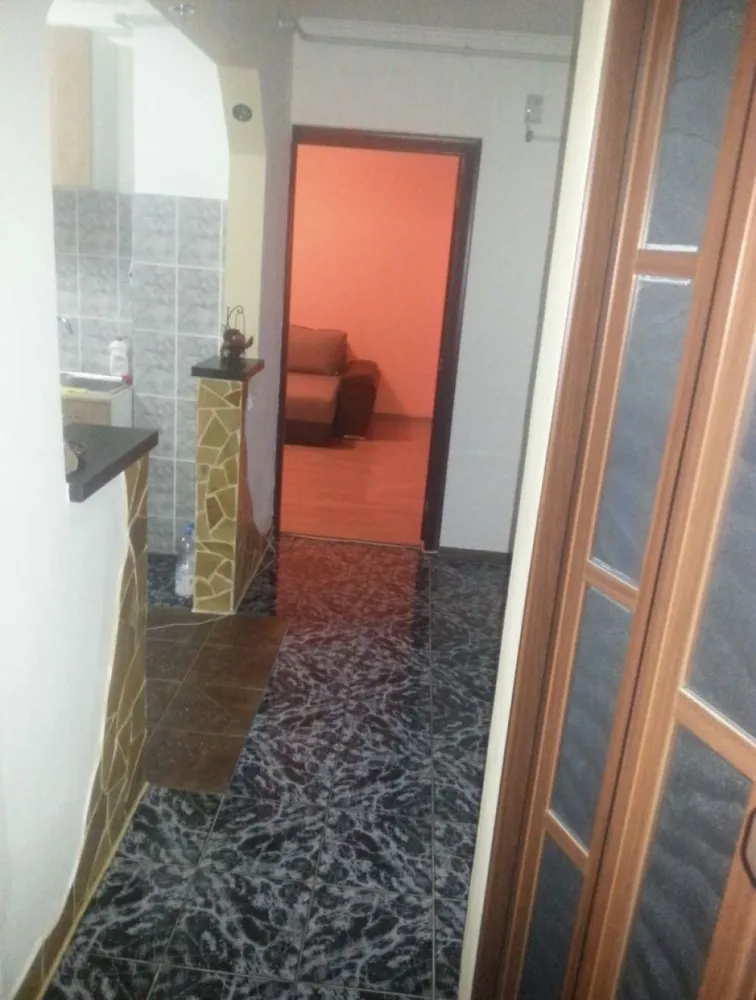 Apartament cu 2 camere decomandate Mv2 strada Mozart renovat, mobilat. - Vand apartament cu 2 camere decomandate in suprafata de 53 mp utili cu 2 balcoane dintre care unul inchis ,geamuri termopan cu plase de tantari si jaluzele,peretii exteriori sunt termoizolati pe interior ,usi interioare schimbate,apartamentul este renovat si este situat in casa scarii pe mijloc in cartierul Mv2 strada Mozart in spate la Kaufland la etajul 4 constructie din bca an 1990 cu acoperis tigla schimbat in totalitate inclusiv jgheaburi etc zona linistita ;.Se vinde cu mobilierul din dotare respectiv bucataria la comanda utilata cu masina de spalat vase.cuptor incorporabil.plita pe gaz aparat de aer conditionat ,centrala pe gaz in condensare Ariston toate noi cu garantie, debara cu etajera si usa culisanta,spatiu pt masina de spalat haine baia dormitorul si camera mare raman la fel mobilate.,la subsol un beci mare uscat,acces la uscatoria de la parter respectiv loc de parcare rezervat+parcare fara plata a altui autoturism.cheltuielile de intretinere sunt foarte mici dovada sunt facturile,Cf-ul este liber de sarcini