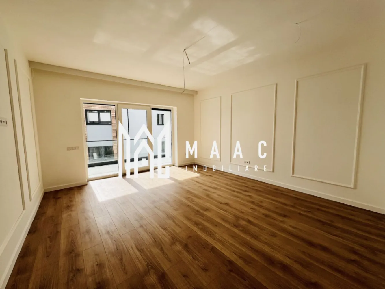 Apartament 2 camere finisat la cheie I 54 mp I Balcon I Parcare - De vânzare apartament cu 2 camere, finisat la cheie, situat într-un ansamblu rezidențial modern, cu multiple facilități și acces rapid către principalele puncte de interes ale orașului.

Detalii apartament:
Suprafață utilă: 53.55 mp
Balcon (logie): 7.29 mp, cu orientare sudică
Compartimentare eficientă, cu spații de depozitare bine gândite
Încălzire în pardoseală
Priveliște panoramică
Predare la cheie – finisaje moderne și de calitate
Terasă cu hidroizolație și sistem de drenaj
Izolație termică cu vată bazaltică
Balcon și casa scării finisate cu granit și sticlă securizată
Loc de parcare inclus în preț

Avantaje ansamblu:
Design arhitectural cu larice siberian și piatră naturală
45% spații verzi – vegetație bogată și aer curat
4 locuri de joacă și un teren de fotbal
Ocupare teritorială redusă – doar 25% construcție din suprafața totală

Localizare:
La doar 4 minute de Zona Industrială Vest și Metro
15 minute de centrul istoric al Sibiului
Modalități de plată flexibile – se acceptă atât surse proprii, cât și credit ipotecar, fără influență asupra prețului final.

Pentru mai multe detalii, menționați telefonic ID: CP2552765