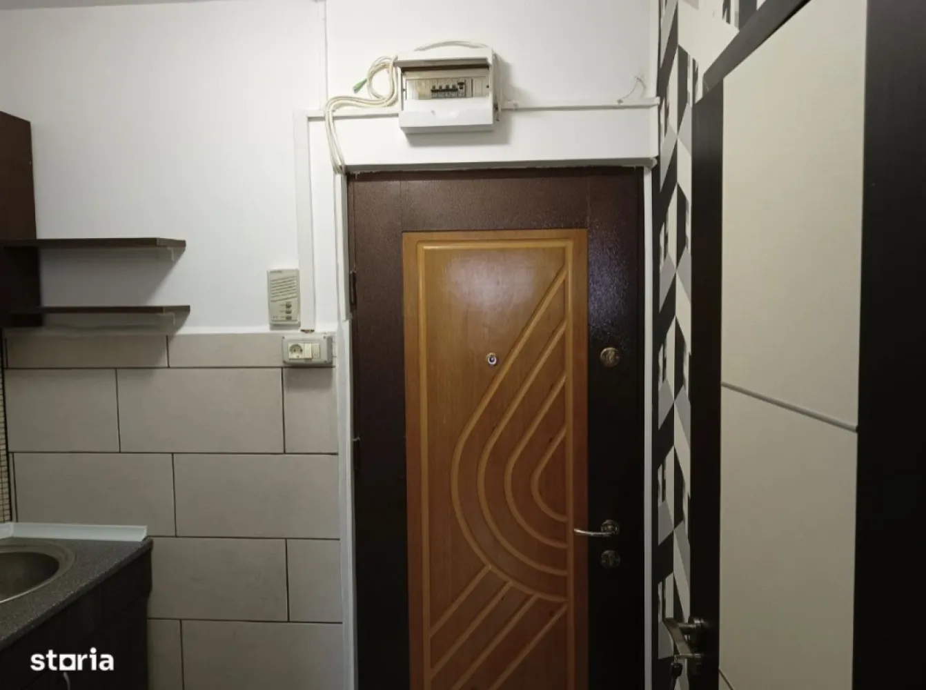 Garsoniera 21 mp etaj 3/4 Baba Novac-Energia - Persoana fizica, vand garsoniera situata pe strada Baba Novac, in zona Energia, situata la etajul 3 din 4, intr-un bloc curat si linistit. Renovata complet, izolata, gata pentru a fi locuita sau pentru a primi chiriasi. Se vinde mobilata si utilata. Este dotata cu Aer conditionat, frigider, masina de spalat, plita electrica, hota, boiler electric. Incalzirea este asigurata de punctul termic pe gaz situat in spatele blocului, care deserveste cele 4 blocuri din vecinatate, astfel nefiind pierderi, fara avarii, instalatia fiind relativ noua, facturile la caldura fiind mici iarna. Nu doresc schimburi, nu colaborez cu agentii imobiliare.