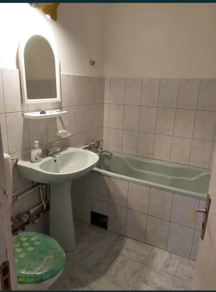 Apartament Tomis II Constanta - Ofer spre vanzare un apartament situat in cartierul Tomis II,Str. Crisanei nr 69, bl G1, sc. C, la parter.

Acesta are o dimensiune de 47 mp .