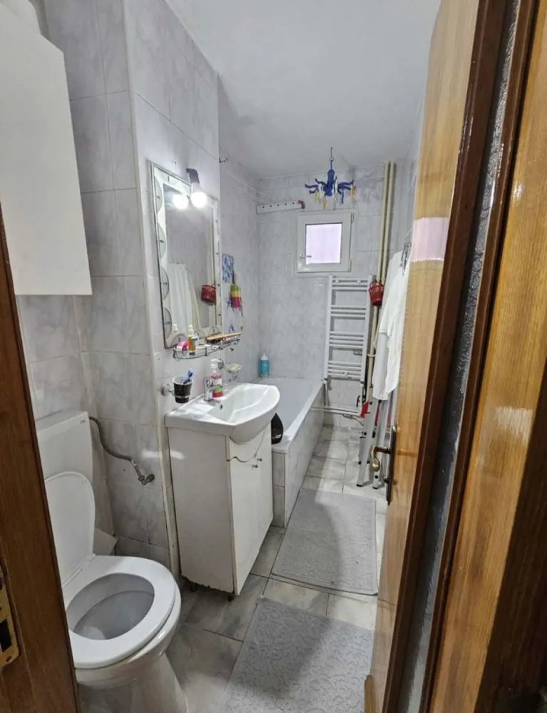 Apartament de vanzare-Casa de Cultura - DIRECT PROPRIETAR
Apartament 2 camere nedecomandat 
Complet utilat
Dotat cu centrală termică pe gaze si boxa cu intrare direct din sufragerie (suprafata de 10m2)
In zona exista piata, farmacii, scoli, gradinite, supermarketuri, parcuri 
La doar câțiva pași de stația de autobuz
Situat la parterul unui bloc cu 4 etaje
Beneficiază de lumină naturală