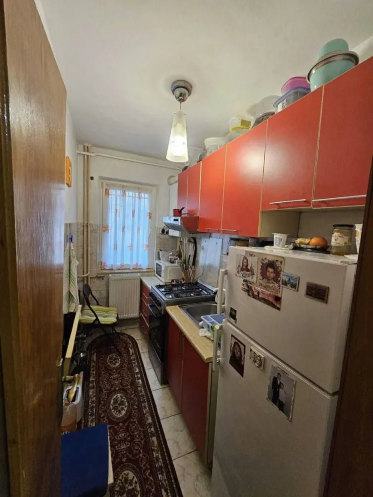 Apartament de vanzare-Casa de Cultura - DIRECT PROPRIETAR
Apartament 2 camere nedecomandat 
Complet utilat
Dotat cu centrală termică pe gaze si boxa cu intrare direct din sufragerie (suprafata de 10m2)
In zona exista piata, farmacii, scoli, gradinite, supermarketuri, parcuri 
La doar câțiva pași de stația de autobuz
Situat la parterul unui bloc cu 4 etaje
Beneficiază de lumină naturală