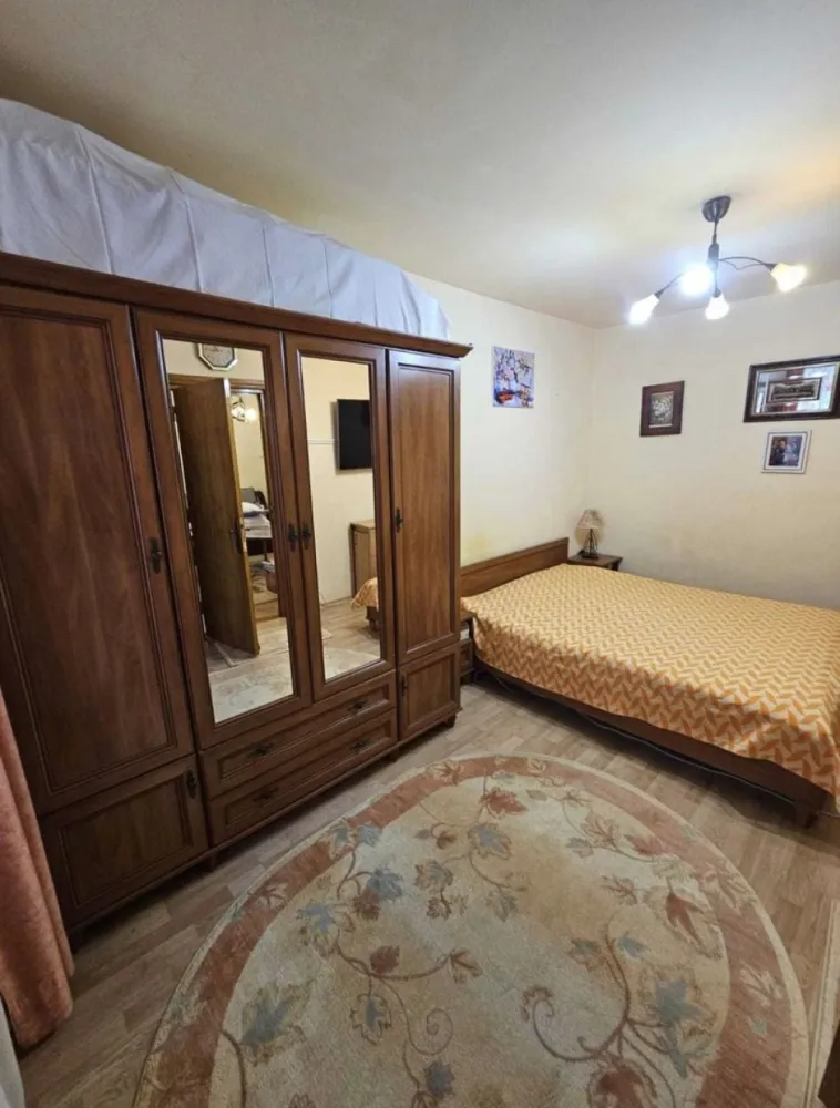Apartament de vanzare-Casa de Cultura - DIRECT PROPRIETAR
Apartament 2 camere nedecomandat 
Complet utilat
Dotat cu centrală termică pe gaze si boxa cu intrare direct din sufragerie (suprafata de 10m2)
In zona exista piata, farmacii, scoli, gradinite, supermarketuri, parcuri 
La doar câțiva pași de stația de autobuz
Situat la parterul unui bloc cu 4 etaje
Beneficiază de lumină naturală