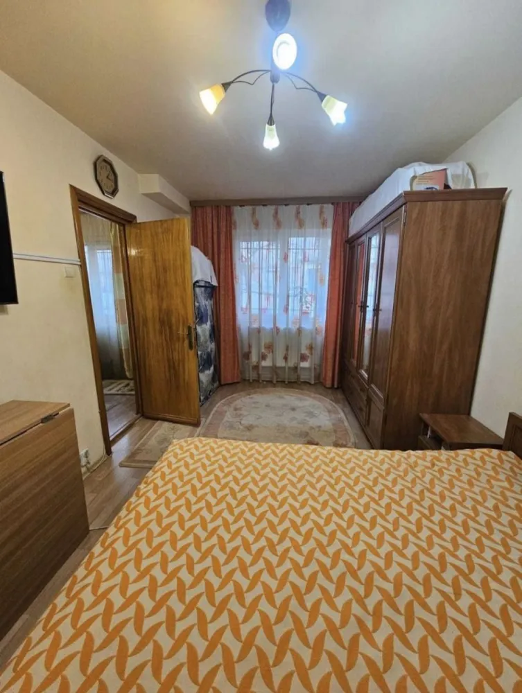 Apartament de vanzare-Casa de Cultura - DIRECT PROPRIETAR
Apartament 2 camere nedecomandat 
Complet utilat
Dotat cu centrală termică pe gaze si boxa cu intrare direct din sufragerie (suprafata de 10m2)
In zona exista piata, farmacii, scoli, gradinite, supermarketuri, parcuri 
La doar câțiva pași de stația de autobuz
Situat la parterul unui bloc cu 4 etaje
Beneficiază de lumină naturală