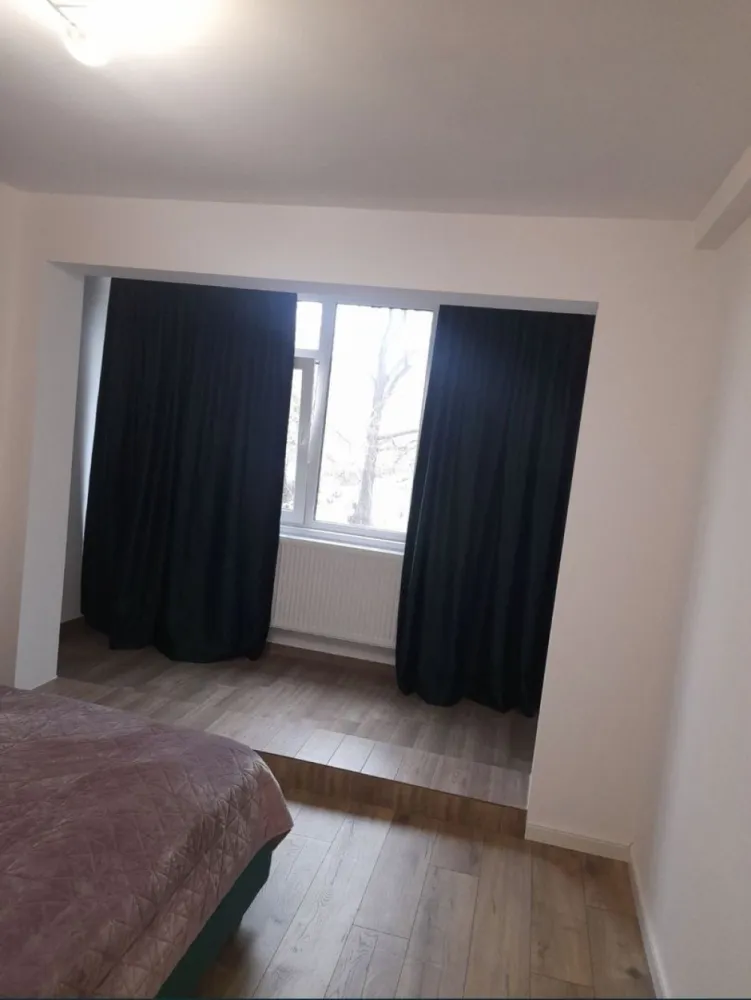 Ap 2 cam centru - Pers Fizica Vând Ap 2 cam Semi 60 mp Bd Ferdinand Nr 77 Bl A5 Sc A. Et 1. AP 6 Apartamentul este renovat cu mat de calitate Centrala Noua pe gaze !! Stucco Veneziano ! Mobilat Totul Nou Bucatarie Noua Ap este liber pt vizionare Gaze în ap Instalație sanitara schimbată. Central Actele preg pt Vânzare Termopan tripan Salamander Vedere Port În apropiere: Liceul Traian , Mega image ,Parc, Centrul Vechi