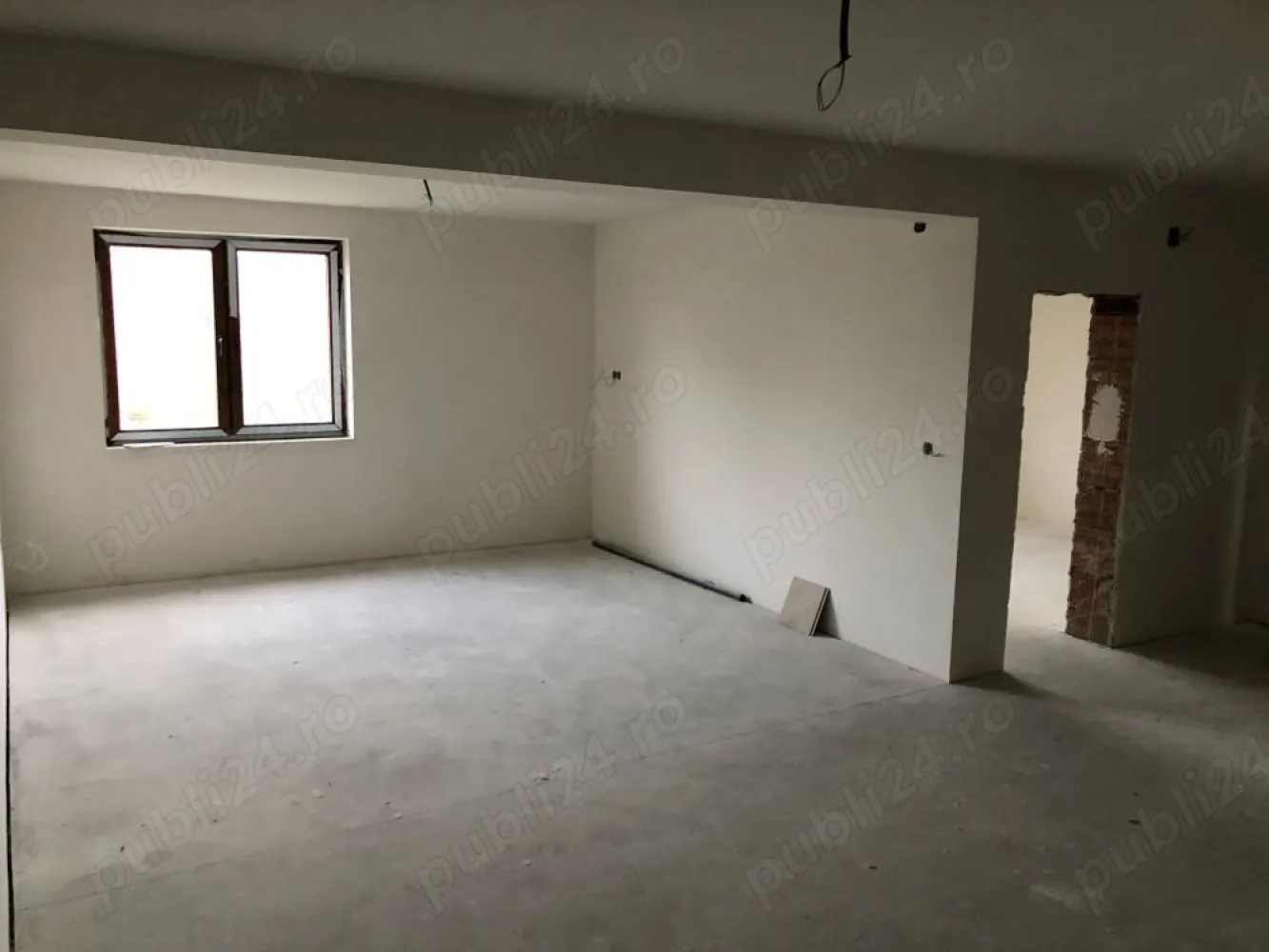 BRASADAS vinde ap 2 cam NOI Careiului. - Agentia Imobiliara BRASADAS vinde apartament cu doua camere cu suprafata 70,76 mp. Living Bucatarie 43,90 mp Dormitor 15,76 mp Baie 6,10 mp balcon 5 mp. 
Parcare Auto asfaltat inclus in pret cu poarta cu telecomanda ,interfon, incalzire in pardoseala geamuri termopan 

Apartamentul se afla pe str Careiului în imediată vecinătate a numeroase magazine restaurante și centre comerciale:
Auchan shopping ,shopping
city Satu Mare KFC Mcdonalds etc
Dispunem de apartamente :

3 camere 2 dormitoare living bucătărie închisă, baie și două balcoane tip terasa 96,8 mp.

Www.brasadas.com.