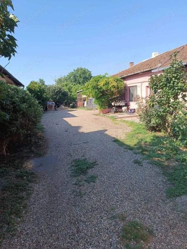 De vânzare casă familială. - De vânzare casă familială în Satu Mare pe strada B-dul Unirii.
Are 5 camere, 2 bucătărie, 2 cămară, 2 baie și 2 hol cu 3 intrări separate.
Este introdus apă, gaz, curent și trifazic și canalizare.
Teren total 1104 mp cu curte și 10 ari grădină.
Toate actele sunt la zi.
Prețul este în Euro și ușor negociabil.