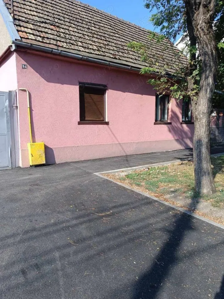 De vânzare casă familială. - De vânzare casă familială în Satu Mare pe strada B-dul Unirii.
Are 5 camere, 2 bucătărie, 2 cămară, 2 baie și 2 hol cu 3 intrări separate.
Este introdus apă, gaz, curent și trifazic și canalizare.
Teren total 1104 mp cu curte și 10 ari grădină.
Toate actele sunt la zi.
Prețul este în Euro și ușor negociabil.