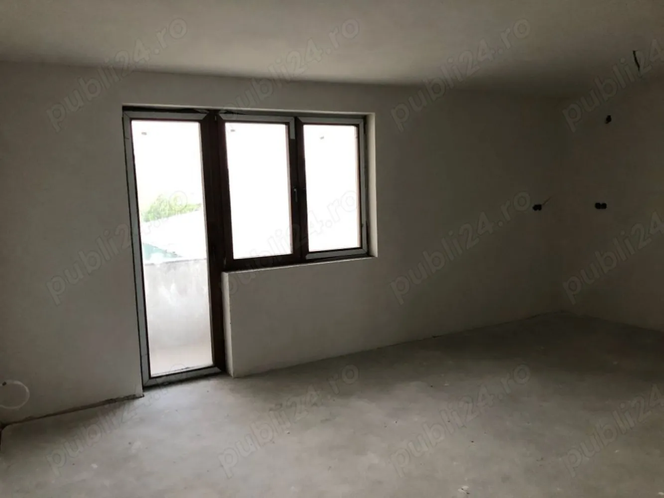 BRASADAS vinde ap 2 cam NOI Careiului. - Agentia Imobiliara BRASADAS vinde apartament cu doua camere cu suprafata 70,76 mp. Living Bucatarie 43,90 mp Dormitor 15,76 mp Baie 6,10 mp balcon 5 mp. 
Parcare Auto asfaltat inclus in pret cu poarta cu telecomanda ,interfon, incalzire in pardoseala geamuri termopan 

Apartamentul se afla pe str Careiului în imediată vecinătate a numeroase magazine restaurante și centre comerciale:
Auchan shopping ,shopping
city Satu Mare KFC Mcdonalds etc
Dispunem de apartamente :

3 camere 2 dormitoare living bucătărie închisă, baie și două balcoane tip terasa 96,8 mp.

Www.brasadas.com.