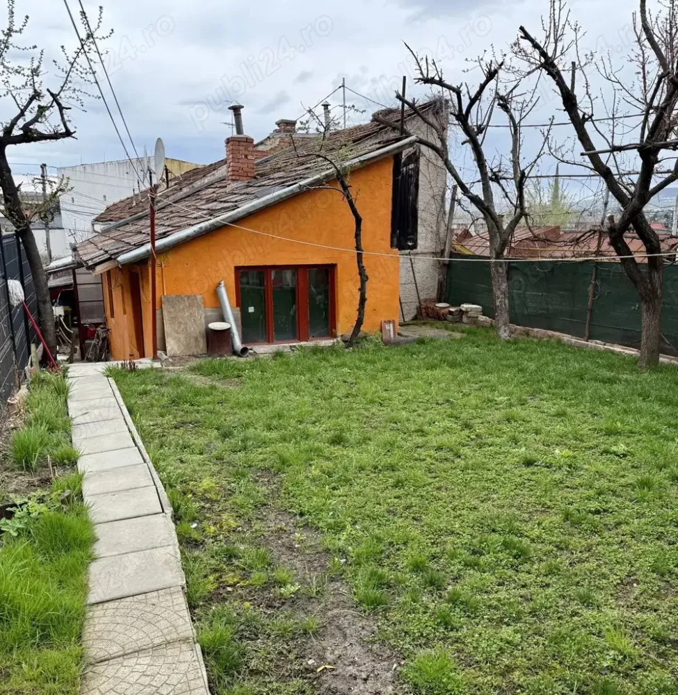 BRASADAS vinde casa tip PARTER teren 311mp in zonă centrală. - Agentia imobiliara BRASADAS vinde casa individuală tip PARTER situată în zonă centrală cu acces rapid spre majoritatea punctelor de interes. 
Casa are o suprafață utilă de 120mp, cu teren aferent de 191mp. 
Este compartimentata in 3 apartamente cu o cameră, baie si bucatarie, toate la PARTER.
Casa a fost construita in 1990 cu fundații si elevații beton şi cărămidă.
www.brasadas.com.