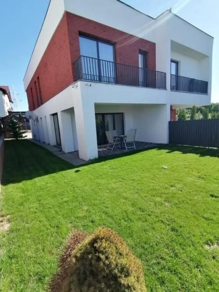 BRASADAS vinde 1/2 duplex în cartierul Europa. - Agentia Imobiliara BRASADAS vinde jumatate de duplex situat in cartierul Europa.

Pretul pentru vânzare este de 475.000EUR negociabil
Prețul pentru închiriere este de 1.700EUR/luna

Construit si finisat in 2019.

Nu a fost data spre inchiriere sau locuita niciodata.

Curtea este privata, in partea din fata se pot parca 2-3 masini. Partea din spate are gazon natural, sustinut de sistemul de irigare si terasa.

La exterior exista o casuta de gradina special conceputa pentru spatiul de depozitare(biciclete, anvelope, etc.)

Compartimentarea casei:
parter:
- hol intrare deschis
- baie cu dus, masina de spalat etc.
- camera tehnica cu spatii depozitare, centrala termica, frigider dublu cu congelator etc.
- bucatarie open space echipata complet (aragaz, cuptor electric, masina spalat vase, dulapuri etc.)
- living cu spatiu dining (masa cu 8 scaune), mobilier living, spatiu socializare cu canapea 180, TV 189 diagonala, frigider racoritoare, iesire spre terasa din spate.

etaj 1:
- master bedroom cu pat matrimonial, noptiere, comoda, TV, birou, sifonier + baie cu cada, chiuveta dubla etc.
- alte 2 dormitoare cu pat matrimonial, noptiere, sifonier, TV flatscreen
- baie cu cada.

etaj 2:
- spatiu depozitare si iesire spre terasa - spatioasa cu podea tip WPC, de jur imprejurul casei scarii, cu priveliste spre Cluj.

Dispune de sistem de supraveghere video si sistem de alarma.

Nr. camere: 4
Suprafață utilă:170 mp2
Suprafață construită(Amprentă la sol): 230 mp
Nr. băi:3
Nr. terase: 2
Structură rezistență: caramida
Regim înălțime: Parter+ 2 Etaje
Nr. locuri parcare: 3

Utilitati generale: Curent, Apa, Canalizare, Gaz
Sistem incalzire: Centrala proprie
Climatizare: Aer conditionat

Usa intrare: Metal
Pereti: Faianta, Vopsea lavabila
Ferestre cu geam termopan: PVC
Izolatii termice: Exterior polistiren grafitat 20cm
Podele: Parchet, Gresie
Electrocasnice: Frigider, Masina de spalat rufe, Masina de spalat vase, TV(3 la numar)
Mobilat: Lux

www.brasadas.com.