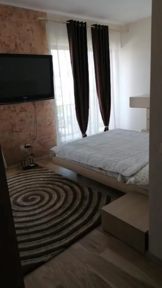 BRASADAS vinde 1/2 duplex în cartierul Europa. - Agentia Imobiliara BRASADAS vinde jumatate de duplex situat in cartierul Europa.

Pretul pentru vânzare este de 475.000EUR negociabil
Prețul pentru închiriere este de 1.700EUR/luna

Construit si finisat in 2019.

Nu a fost data spre inchiriere sau locuita niciodata.

Curtea este privata, in partea din fata se pot parca 2-3 masini. Partea din spate are gazon natural, sustinut de sistemul de irigare si terasa.

La exterior exista o casuta de gradina special conceputa pentru spatiul de depozitare(biciclete, anvelope, etc.)

Compartimentarea casei:
parter:
- hol intrare deschis
- baie cu dus, masina de spalat etc.
- camera tehnica cu spatii depozitare, centrala termica, frigider dublu cu congelator etc.
- bucatarie open space echipata complet (aragaz, cuptor electric, masina spalat vase, dulapuri etc.)
- living cu spatiu dining (masa cu 8 scaune), mobilier living, spatiu socializare cu canapea 180, TV 189 diagonala, frigider racoritoare, iesire spre terasa din spate.

etaj 1:
- master bedroom cu pat matrimonial, noptiere, comoda, TV, birou, sifonier + baie cu cada, chiuveta dubla etc.
- alte 2 dormitoare cu pat matrimonial, noptiere, sifonier, TV flatscreen
- baie cu cada.

etaj 2:
- spatiu depozitare si iesire spre terasa - spatioasa cu podea tip WPC, de jur imprejurul casei scarii, cu priveliste spre Cluj.

Dispune de sistem de supraveghere video si sistem de alarma.

Nr. camere: 4
Suprafață utilă:170 mp2
Suprafață construită(Amprentă la sol): 230 mp
Nr. băi:3
Nr. terase: 2
Structură rezistență: caramida
Regim înălțime: Parter+ 2 Etaje
Nr. locuri parcare: 3

Utilitati generale: Curent, Apa, Canalizare, Gaz
Sistem incalzire: Centrala proprie
Climatizare: Aer conditionat

Usa intrare: Metal
Pereti: Faianta, Vopsea lavabila
Ferestre cu geam termopan: PVC
Izolatii termice: Exterior polistiren grafitat 20cm
Podele: Parchet, Gresie
Electrocasnice: Frigider, Masina de spalat rufe, Masina de spalat vase, TV(3 la numar)
Mobilat: Lux

www.brasadas.com.