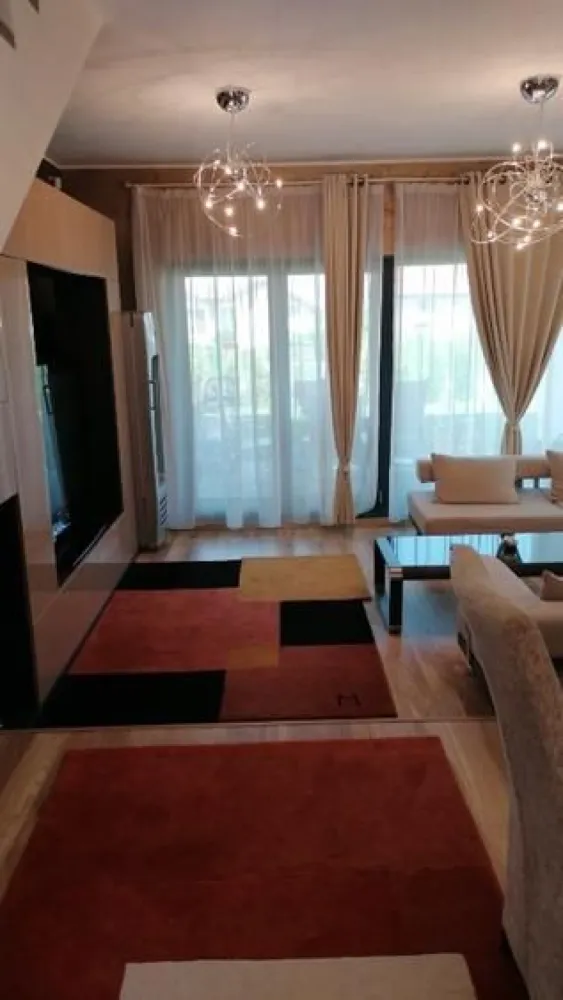 BRASADAS vinde 1/2 duplex în cartierul Europa. - Agentia Imobiliara BRASADAS vinde jumatate de duplex situat in cartierul Europa.

Pretul pentru vânzare este de 475.000EUR negociabil
Prețul pentru închiriere este de 1.700EUR/luna

Construit si finisat in 2019.

Nu a fost data spre inchiriere sau locuita niciodata.

Curtea este privata, in partea din fata se pot parca 2-3 masini. Partea din spate are gazon natural, sustinut de sistemul de irigare si terasa.

La exterior exista o casuta de gradina special conceputa pentru spatiul de depozitare(biciclete, anvelope, etc.)

Compartimentarea casei:
parter:
- hol intrare deschis
- baie cu dus, masina de spalat etc.
- camera tehnica cu spatii depozitare, centrala termica, frigider dublu cu congelator etc.
- bucatarie open space echipata complet (aragaz, cuptor electric, masina spalat vase, dulapuri etc.)
- living cu spatiu dining (masa cu 8 scaune), mobilier living, spatiu socializare cu canapea 180, TV 189 diagonala, frigider racoritoare, iesire spre terasa din spate.

etaj 1:
- master bedroom cu pat matrimonial, noptiere, comoda, TV, birou, sifonier + baie cu cada, chiuveta dubla etc.
- alte 2 dormitoare cu pat matrimonial, noptiere, sifonier, TV flatscreen
- baie cu cada.

etaj 2:
- spatiu depozitare si iesire spre terasa - spatioasa cu podea tip WPC, de jur imprejurul casei scarii, cu priveliste spre Cluj.

Dispune de sistem de supraveghere video si sistem de alarma.

Nr. camere: 4
Suprafață utilă:170 mp2
Suprafață construită(Amprentă la sol): 230 mp
Nr. băi:3
Nr. terase: 2
Structură rezistență: caramida
Regim înălțime: Parter+ 2 Etaje
Nr. locuri parcare: 3

Utilitati generale: Curent, Apa, Canalizare, Gaz
Sistem incalzire: Centrala proprie
Climatizare: Aer conditionat

Usa intrare: Metal
Pereti: Faianta, Vopsea lavabila
Ferestre cu geam termopan: PVC
Izolatii termice: Exterior polistiren grafitat 20cm
Podele: Parchet, Gresie
Electrocasnice: Frigider, Masina de spalat rufe, Masina de spalat vase, TV(3 la numar)
Mobilat: Lux

www.brasadas.com.