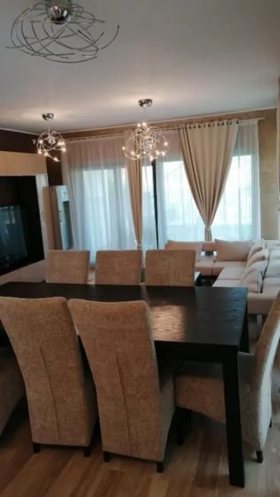 BRASADAS vinde 1/2 duplex în cartierul Europa. - Agentia Imobiliara BRASADAS vinde jumatate de duplex situat in cartierul Europa.

Pretul pentru vânzare este de 475.000EUR negociabil
Prețul pentru închiriere este de 1.700EUR/luna

Construit si finisat in 2019.

Nu a fost data spre inchiriere sau locuita niciodata.

Curtea este privata, in partea din fata se pot parca 2-3 masini. Partea din spate are gazon natural, sustinut de sistemul de irigare si terasa.

La exterior exista o casuta de gradina special conceputa pentru spatiul de depozitare(biciclete, anvelope, etc.)

Compartimentarea casei:
parter:
- hol intrare deschis
- baie cu dus, masina de spalat etc.
- camera tehnica cu spatii depozitare, centrala termica, frigider dublu cu congelator etc.
- bucatarie open space echipata complet (aragaz, cuptor electric, masina spalat vase, dulapuri etc.)
- living cu spatiu dining (masa cu 8 scaune), mobilier living, spatiu socializare cu canapea 180, TV 189 diagonala, frigider racoritoare, iesire spre terasa din spate.

etaj 1:
- master bedroom cu pat matrimonial, noptiere, comoda, TV, birou, sifonier + baie cu cada, chiuveta dubla etc.
- alte 2 dormitoare cu pat matrimonial, noptiere, sifonier, TV flatscreen
- baie cu cada.

etaj 2:
- spatiu depozitare si iesire spre terasa - spatioasa cu podea tip WPC, de jur imprejurul casei scarii, cu priveliste spre Cluj.

Dispune de sistem de supraveghere video si sistem de alarma.

Nr. camere: 4
Suprafață utilă:170 mp2
Suprafață construită(Amprentă la sol): 230 mp
Nr. băi:3
Nr. terase: 2
Structură rezistență: caramida
Regim înălțime: Parter+ 2 Etaje
Nr. locuri parcare: 3

Utilitati generale: Curent, Apa, Canalizare, Gaz
Sistem incalzire: Centrala proprie
Climatizare: Aer conditionat

Usa intrare: Metal
Pereti: Faianta, Vopsea lavabila
Ferestre cu geam termopan: PVC
Izolatii termice: Exterior polistiren grafitat 20cm
Podele: Parchet, Gresie
Electrocasnice: Frigider, Masina de spalat rufe, Masina de spalat vase, TV(3 la numar)
Mobilat: Lux

www.brasadas.com.