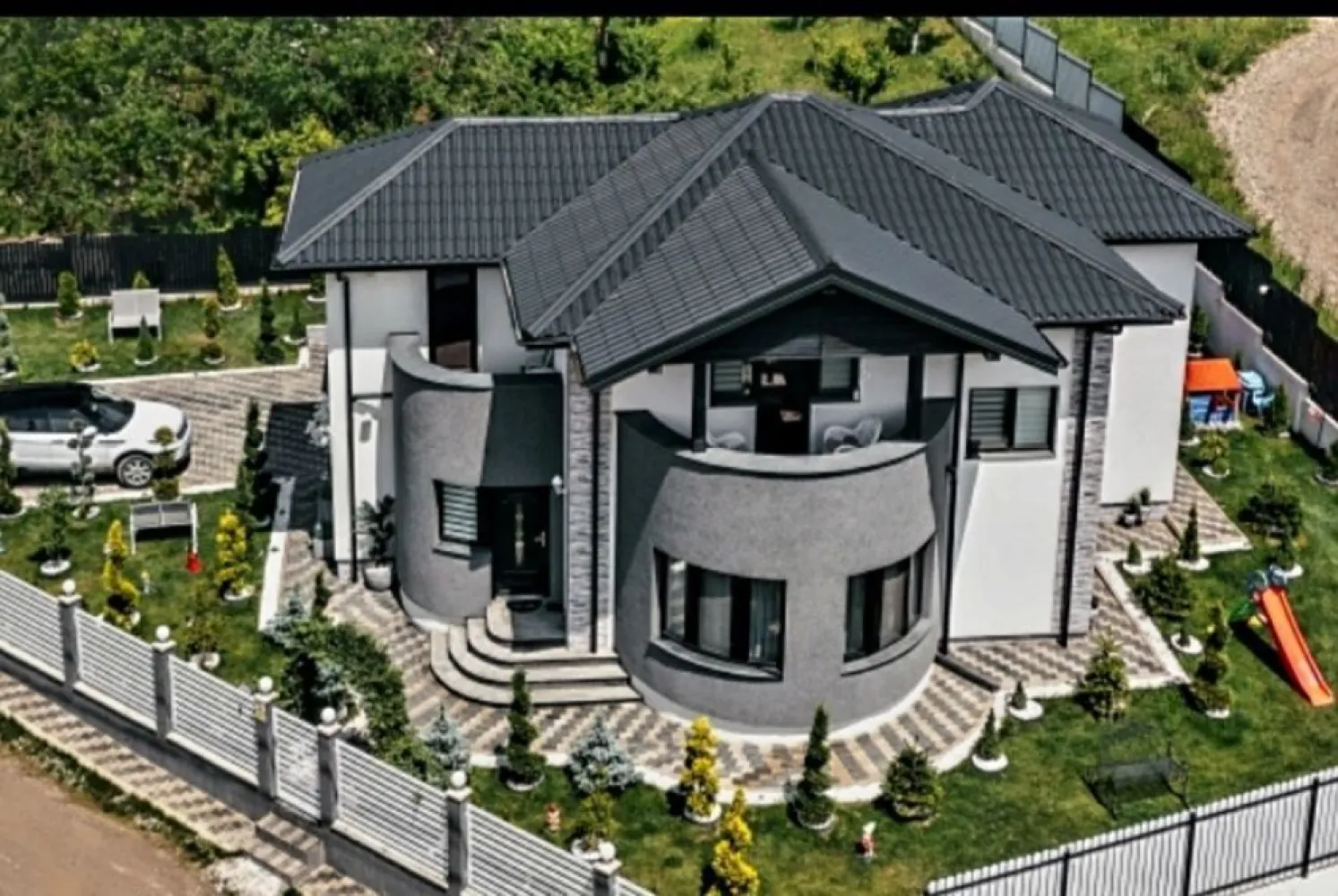 vila ,casa centru Sorogari langa parc,lac 200 m de lac Aroneanu - vila p+1 construita și intabulata în 2022 construita personal și locuita personal amplasata în centrul satului sorogari com aroneanu la drum asfaltat ca reper terenul fotbal, parcul și azil bătrâni idriscare suprafata teren 600 mp suprafața casei 321 mp care include pe lângă supraf utila garajul ,2 balcoane,beci,terasa mare sus,terasa jos construita cu cele mai bune materiale la acel timp ,premium fundația solida în care s au investit f multi bani beton doar la cifa de calitate supravegheata de un diriginte de șantier la orice pas, carte tehnica * caramida brikstore * acoperis Lindab nordic 400 negru mat *izolație vata bazaltica Sto, iar podul cu spuma poliuretanica celula inchisa *tencuiala decorativa STO *încălzire în pardoseala pe ambele niveluri Rehau *tamplarie salamander premium 7 camere adf exclusive negru mat *sistem smart termostate și aplicație Salus *sistem camere smart hikvision *sistem aspersoare gradina rainbird mobilata și utilata complet de lux> ca utilități avem apa și canalizare,curent trifazat 380v, gazul racordare 2023, drum asfaltat, sursa încălzire Pompa căldură aer apa 12 kw trifazata
încălzire și răcire pardoseală pe ambele niveluri
2 aparate de Ac Smart aplicație 
 COLABOREZ CU AGENTIILE IMOBILIARE OFER COMISIONUL
 preț 400K euro 
tel zero75*****22,
 UPDATE PRETUL FINAL AL CASEI MOBILATA UTILAT COMPLET TOTUL PREMIUM CU SISTEM PANOURI FOTOVOLTAICE DE 6KW HUAWEI SI POMPA DE CALDURA AER APA 
TRIFAZATA HYUNDAY 12KW
 ESTE FINAL 400 MII euro.