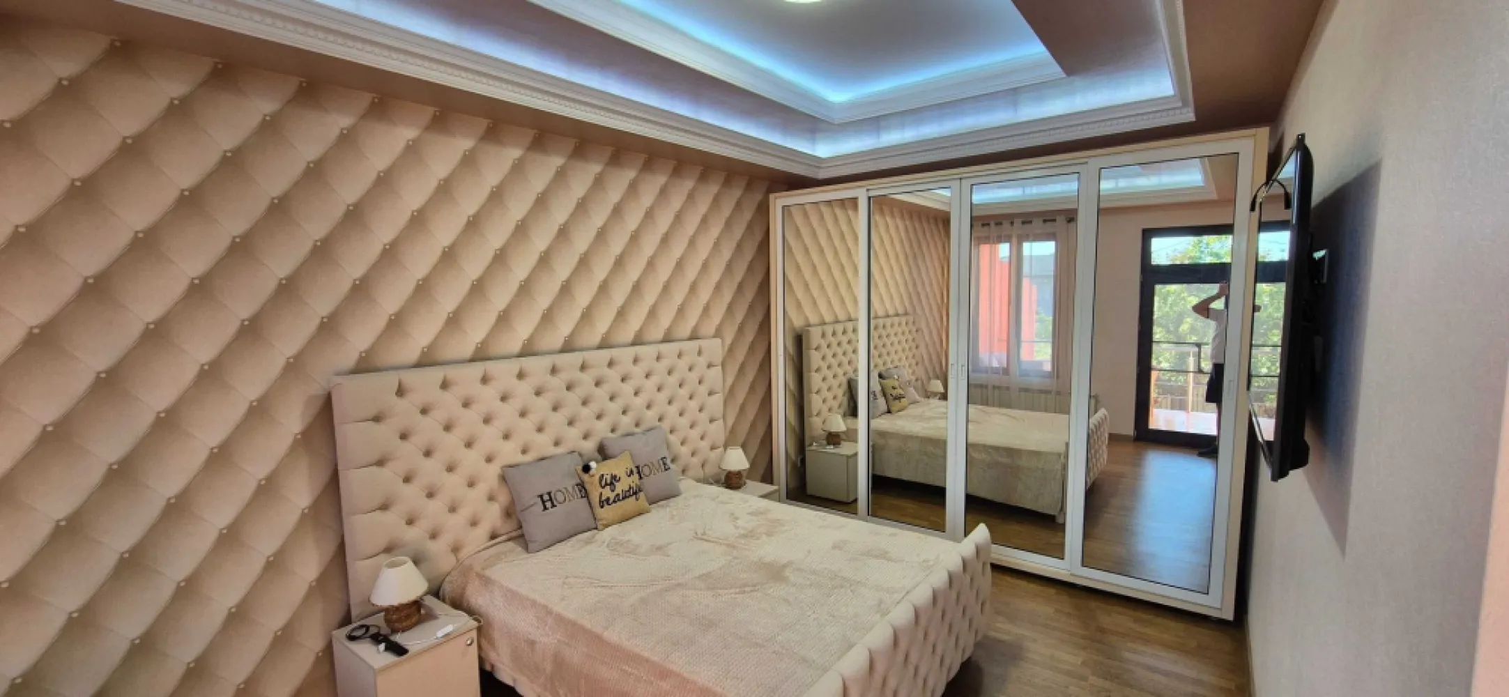 Vila Mobilata/Utilata Zona Intrarea Bucuresti Magurele Sector 5 Buc - De Vanzare Vila Utilata/Mobilata Recent Renovata Centrala Gaze pt fiecare etaj. Adresa Str.Intrarea Bucuresti Magurele sector 5 Bucuresti, Are toate utilitatile ,apa, gaze, canal, 2centrale..etc. Se vinde complet mobilata sau nemobilata Supafata teren 250mp. Suprafata construita Parter 110mp. Suprafata construita Etaj 131mp. Pt. Clienti Seriosi interesati, se pot trimite Schite Casa, mai multe poze si un Filmulet. Zona linistita si aerisita Casa este cu fata spre Sud,
 Pt. mai multe detali ma puteti contacta pe tlf./Si Whatsapp.! Nu raspund la Mail !