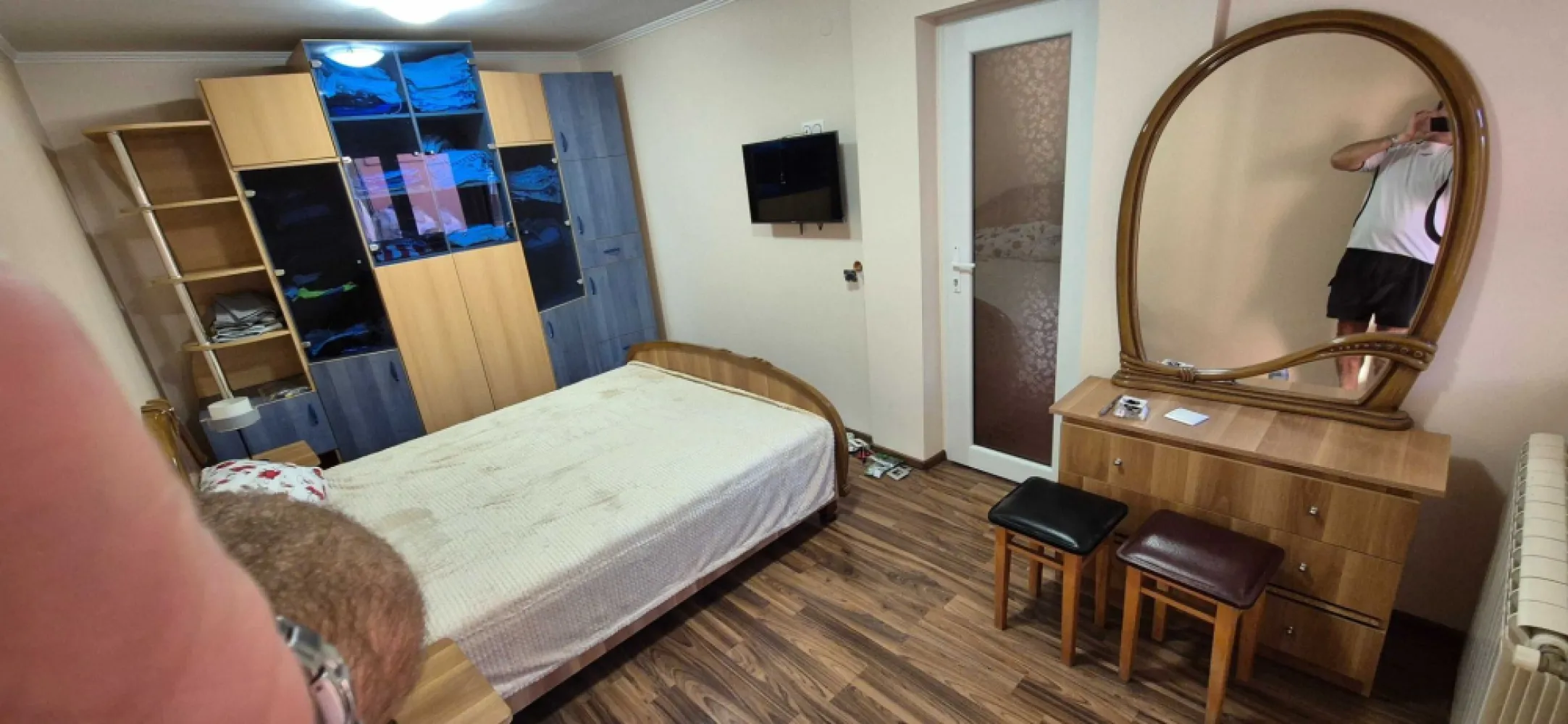 Vila Mobilata/Utilata Zona Intrarea Bucuresti Magurele Sector 5 Buc - De Vanzare Vila Utilata/Mobilata Recent Renovata Centrala Gaze pt fiecare etaj. Adresa Str.Intrarea Bucuresti Magurele sector 5 Bucuresti, Are toate utilitatile ,apa, gaze, canal, 2centrale..etc. Se vinde complet mobilata sau nemobilata Supafata teren 250mp. Suprafata construita Parter 110mp. Suprafata construita Etaj 131mp. Pt. Clienti Seriosi interesati, se pot trimite Schite Casa, mai multe poze si un Filmulet. Zona linistita si aerisita Casa este cu fata spre Sud,
 Pt. mai multe detali ma puteti contacta pe tlf./Si Whatsapp.! Nu raspund la Mail !