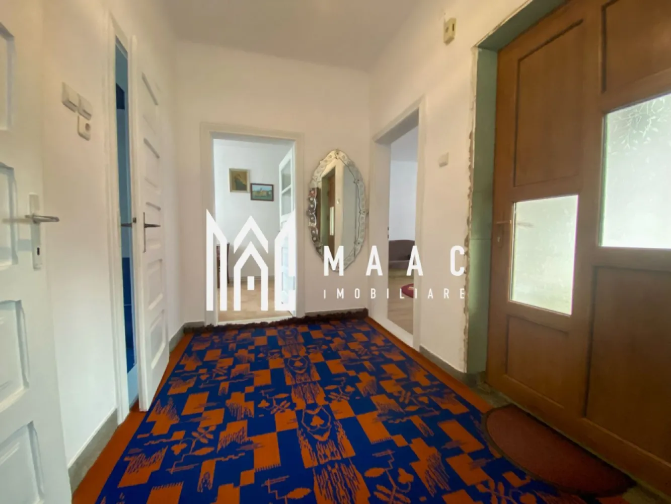 Casa tip Duplex 3 camere | Curte proprie | Piata Cibin - MAAC Imobiliare va prezinta o Casă tip Duplex cu 3 camere – situată in Zona Centrală, Piata Cibin.

Localizare:
Acces facil către punctele de interes din oraș, instituții, școli, centre comerciale și mijloace de transport.

Caracteristici:
Tip: casă de tip duplex, complet decomandată
Suprafață utilă: 130 mp
Suprafață totală teren: 200 mp
Curte liberă: 80 mp
An construcție: 1975
Deschidere la stradă: 13 ml

Compartimentare pe nivele:
Demisolul este compus dintr-o cameră, un spațiu de depozitare și o baie.
Parterul include un living spațios, o bucătărie de 12 mp, un hol de 8 mp și o baie.
Etajul este format din două dormitoare (unul de 22 mp și unul de 12 mp), un hol, o baie și acces în pod.

Pod:
Complet renovat, cu acoperiș și lemnărie noi, oferă posibilitatea de a amenaja încă o cameră și o baie.

Spațiu comercial adiacent:
Construit în anul 2005, izolat exterior, cu o suprafață utilă de 38 mp, acest spațiu poate fi închiriat pentru venit pasiv sau eliminat pentru extinderea curții.

Avantaje:
Posibilitate dublă de utilizare: rezidențială și/sau comercială.

Pentru mai multe detalii precizati telefonic ca ati vazut anuntul cu ID: CP2552276
