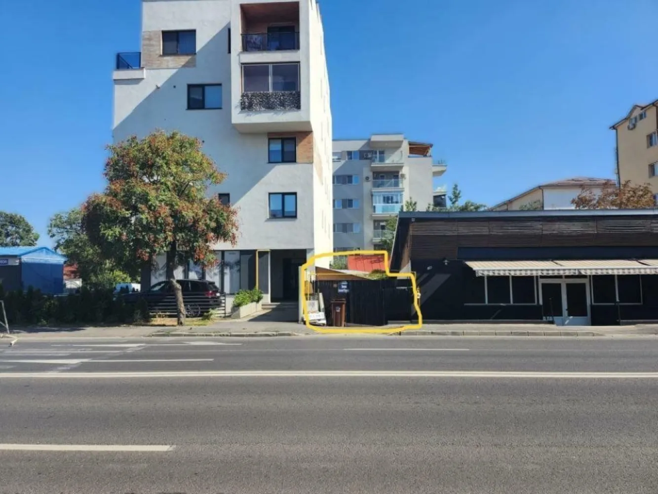 Proprietate/Teren de Vanzare- Bucuresti Sector 1- Bucuresti Targoviste 24 - Vreau sa va prezint o proprietate de vis, plina de pomi fructiferi, in care dupa cateva minute o sa te simti ca intr-un basm, plina de farmec si natura.
Se vinde proprietate teren+casa. Proprietatea are 430 mp cadastrati, dar neoficial 450 mp. Se intra din sosea(intrarea) pe o alee(aleea face parte din proprietatea) de 7 metri liniari (conform pozei), dupa ce s-a reazlizat accesul in prorpietate, deschiderea este de 19 metri linianri. Constructia(casa) se poate moderniza/renova - (au fost efectuate modernizari/renovari recent de catre proprietari, ea fiind din caramida, casa batraneasca, 4 camere) sau se poate demola pentru a construi o noua vila/casa sau un bloc(conform documentului atasat se poate construi casa / bloc P+4/5).Proprietatea are un vecin in fata(spatiu comercial,catering/sushi)
Proprietatea este racordata la gaze, curent, apa si canal plus fantana.
 Pentru documentarea mai amanuntita a posibilei viitoare constructii si a pozitei, plus altele, va rog sa cititi documentul oficial de la primaria sectorului 1, atasat.
PRETUL ESTE NEGOCIABIL
