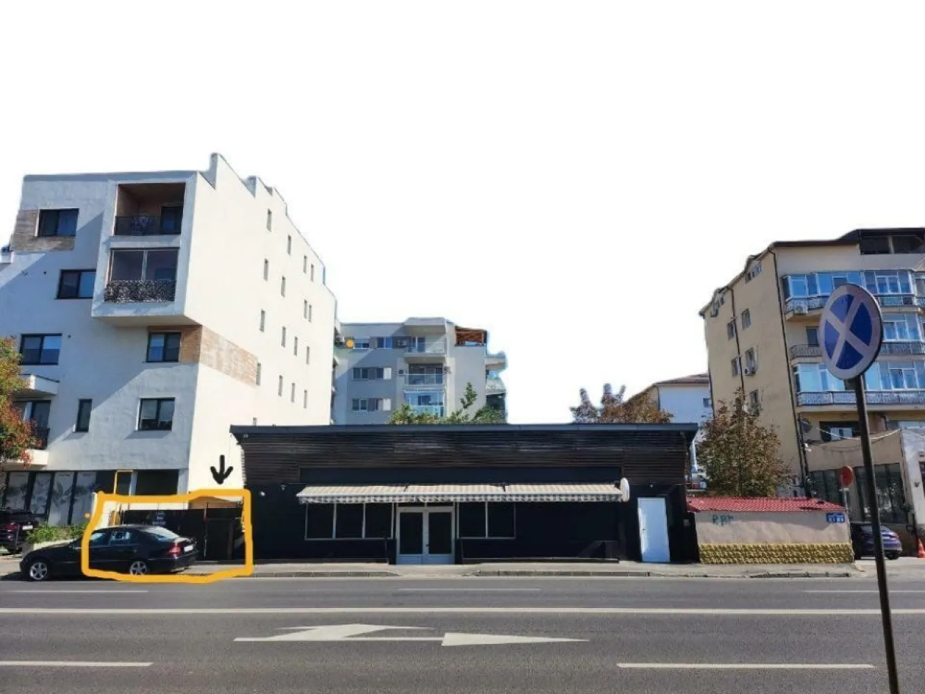 Proprietate/Teren de Vanzare- Bucuresti Sector 1- Bucuresti Targoviste 24 - Vreau sa va prezint o proprietate de vis, plina de pomi fructiferi, in care dupa cateva minute o sa te simti ca intr-un basm, plina de farmec si natura.
Se vinde proprietate teren+casa. Proprietatea are 430 mp cadastrati, dar neoficial 450 mp. Se intra din sosea(intrarea) pe o alee(aleea face parte din proprietatea) de 7 metri liniari (conform pozei), dupa ce s-a reazlizat accesul in prorpietate, deschiderea este de 19 metri linianri. Constructia(casa) se poate moderniza/renova - (au fost efectuate modernizari/renovari recent de catre proprietari, ea fiind din caramida, casa batraneasca, 4 camere) sau se poate demola pentru a construi o noua vila/casa sau un bloc(conform documentului atasat se poate construi casa / bloc P+4/5).Proprietatea are un vecin in fata(spatiu comercial,catering/sushi)
Proprietatea este racordata la gaze, curent, apa si canal plus fantana.
 Pentru documentarea mai amanuntita a posibilei viitoare constructii si a pozitei, plus altele, va rog sa cititi documentul oficial de la primaria sectorului 1, atasat.
PRETUL ESTE NEGOCIABIL