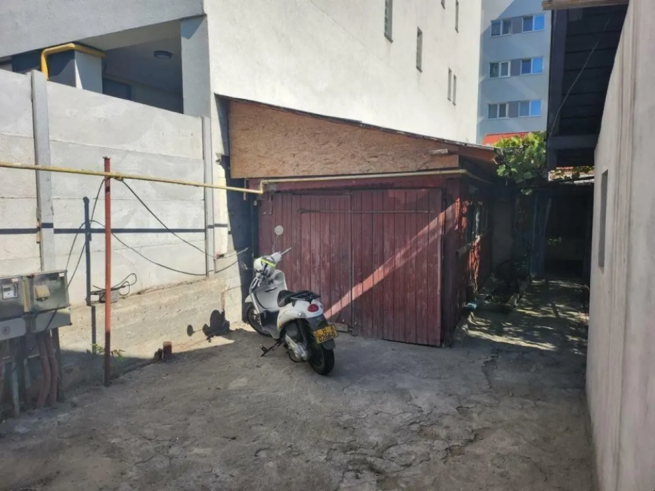 Proprietate/Teren de Vanzare- Bucuresti Sector 1- Bucuresti Targoviste 24 - Vreau sa va prezint o proprietate de vis, plina de pomi fructiferi, in care dupa cateva minute o sa te simti ca intr-un basm, plina de farmec si natura.
Se vinde proprietate teren+casa. Proprietatea are 430 mp cadastrati, dar neoficial 450 mp. Se intra din sosea(intrarea) pe o alee(aleea face parte din proprietatea) de 7 metri liniari (conform pozei), dupa ce s-a reazlizat accesul in prorpietate, deschiderea este de 19 metri linianri. Constructia(casa) se poate moderniza/renova - (au fost efectuate modernizari/renovari recent de catre proprietari, ea fiind din caramida, casa batraneasca, 4 camere) sau se poate demola pentru a construi o noua vila/casa sau un bloc(conform documentului atasat se poate construi casa / bloc P+4/5).Proprietatea are un vecin in fata(spatiu comercial,catering/sushi)
Proprietatea este racordata la gaze, curent, apa si canal plus fantana.
 Pentru documentarea mai amanuntita a posibilei viitoare constructii si a pozitei, plus altele, va rog sa cititi documentul oficial de la primaria sectorului 1, atasat.
PRETUL ESTE NEGOCIABIL