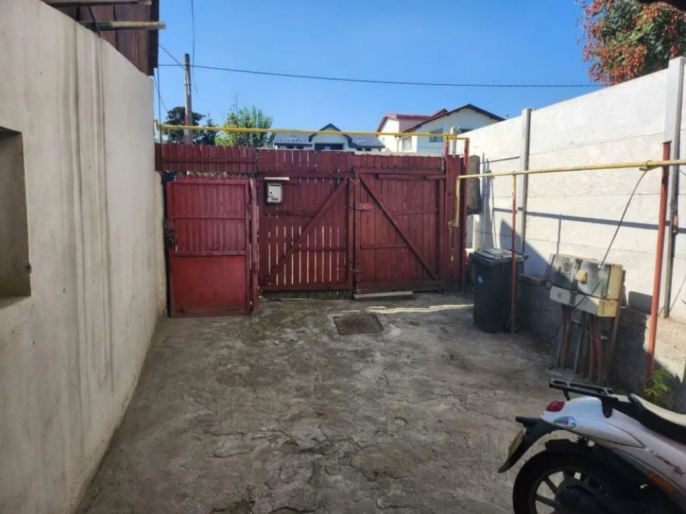 Proprietate/Teren de Vanzare- Bucuresti Sector 1- Bucuresti Targoviste 24 - Vreau sa va prezint o proprietate de vis, plina de pomi fructiferi, in care dupa cateva minute o sa te simti ca intr-un basm, plina de farmec si natura.
Se vinde proprietate teren+casa. Proprietatea are 430 mp cadastrati, dar neoficial 450 mp. Se intra din sosea(intrarea) pe o alee(aleea face parte din proprietatea) de 7 metri liniari (conform pozei), dupa ce s-a reazlizat accesul in prorpietate, deschiderea este de 19 metri linianri. Constructia(casa) se poate moderniza/renova - (au fost efectuate modernizari/renovari recent de catre proprietari, ea fiind din caramida, casa batraneasca, 4 camere) sau se poate demola pentru a construi o noua vila/casa sau un bloc(conform documentului atasat se poate construi casa / bloc P+4/5).Proprietatea are un vecin in fata(spatiu comercial,catering/sushi)
Proprietatea este racordata la gaze, curent, apa si canal plus fantana.
 Pentru documentarea mai amanuntita a posibilei viitoare constructii si a pozitei, plus altele, va rog sa cititi documentul oficial de la primaria sectorului 1, atasat.
PRETUL ESTE NEGOCIABIL