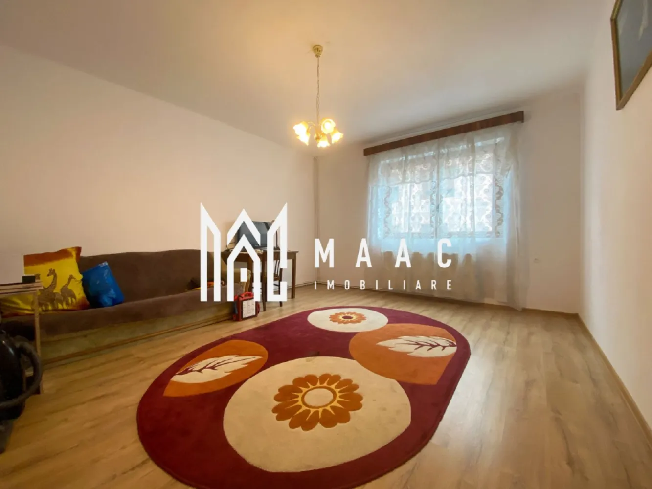 Casa tip Duplex 3 camere | Curte proprie | Piata Cibin - MAAC Imobiliare va prezinta o Casă tip Duplex cu 3 camere – situată in Zona Centrală, Piata Cibin.

Localizare:
Acces facil către punctele de interes din oraș, instituții, școli, centre comerciale și mijloace de transport.

Caracteristici:
Tip: casă de tip duplex, complet decomandată
Suprafață utilă: 130 mp
Suprafață totală teren: 200 mp
Curte liberă: 80 mp
An construcție: 1975
Deschidere la stradă: 13 ml

Compartimentare pe nivele:
Demisolul este compus dintr-o cameră, un spațiu de depozitare și o baie.
Parterul include un living spațios, o bucătărie de 12 mp, un hol de 8 mp și o baie.
Etajul este format din două dormitoare (unul de 22 mp și unul de 12 mp), un hol, o baie și acces în pod.

Pod:
Complet renovat, cu acoperiș și lemnărie noi, oferă posibilitatea de a amenaja încă o cameră și o baie.

Spațiu comercial adiacent:
Construit în anul 2005, izolat exterior, cu o suprafață utilă de 38 mp, acest spațiu poate fi închiriat pentru venit pasiv sau eliminat pentru extinderea curții.

Avantaje:
Posibilitate dublă de utilizare: rezidențială și/sau comercială.

Pentru mai multe detalii precizati telefonic ca ati vazut anuntul cu ID: CP2552276