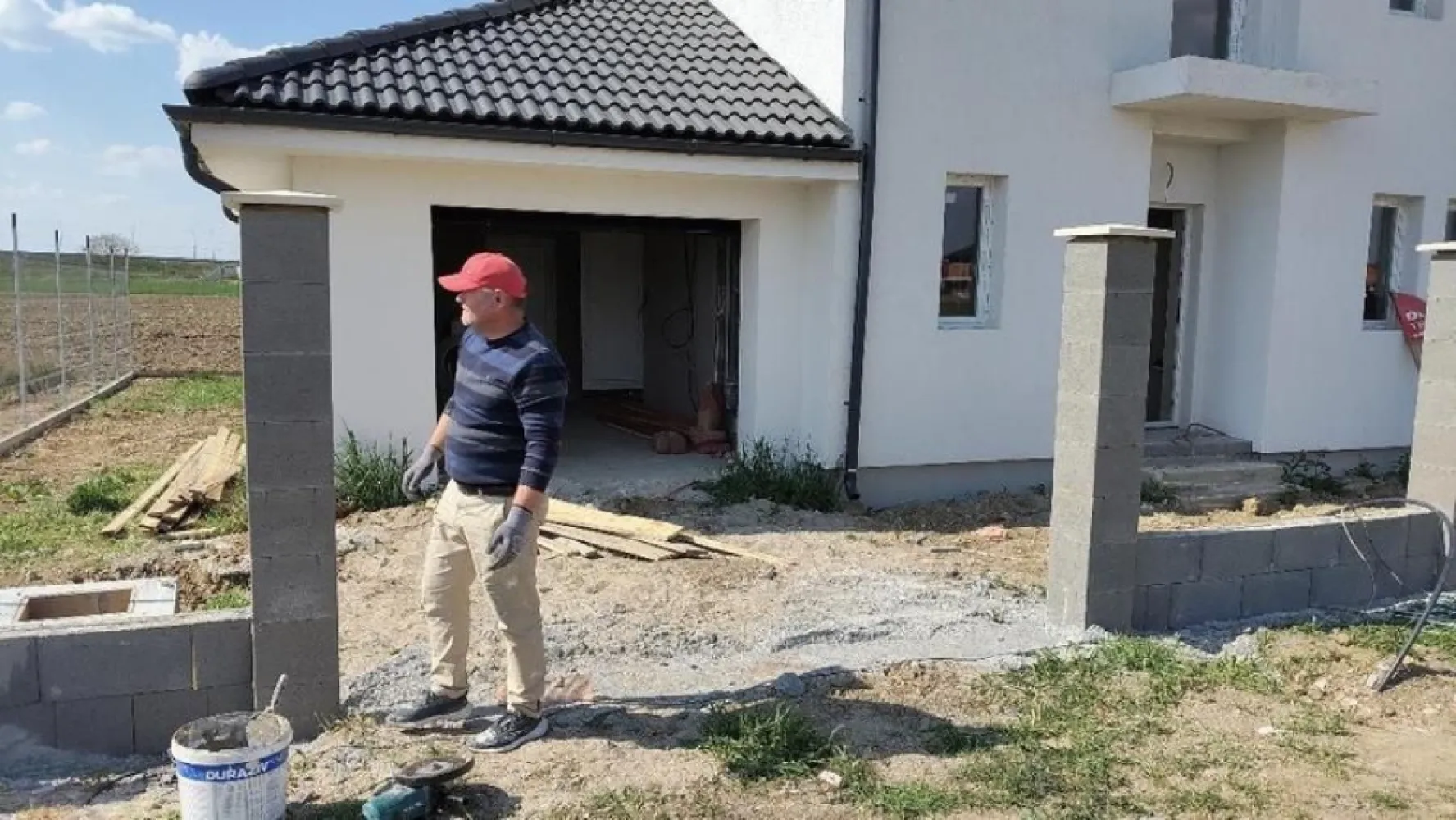 CASA NOUA IN GRI DE VANZARE - Agenția imobiliara BRASADAS vinde casa noua in gri ,suprafata 125 m2 cu etaj + garaj de 25 m2 , pe pacela de 300 m2 , 4 camere , salon , bucatarie si 2 bai CU incalzire montata in pardoseala.
Constructia are toate pozele si istoricul la zi.
Electricitate , apa , gaz in faza de proiect cu inceperea lucrarilor in luna august/septembrie.
Strada foarta linistita in cartierul Dara/Diana la 200 m distanta de digul si raul Somes, zona doar de Case si Vile !
Strada privata.