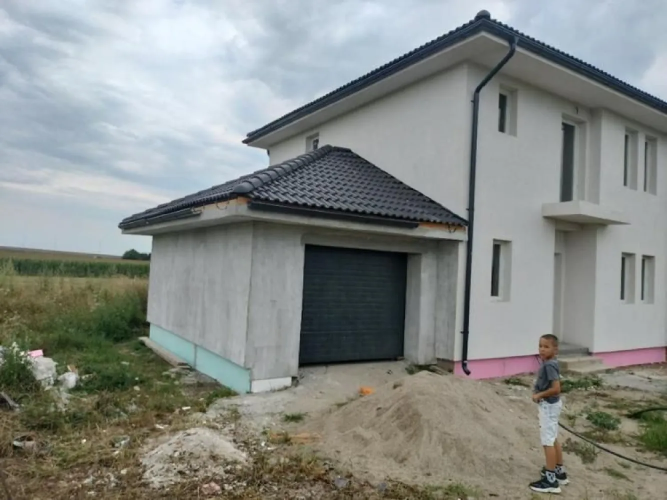 CASA NOUA IN GRI DE VANZARE - Agenția imobiliara BRASADAS vinde casa noua in gri ,suprafata 125 m2 cu etaj + garaj de 25 m2 , pe pacela de 300 m2 , 4 camere , salon , bucatarie si 2 bai CU incalzire montata in pardoseala.
Constructia are toate pozele si istoricul la zi.
Electricitate , apa , gaz in faza de proiect cu inceperea lucrarilor in luna august/septembrie.
Strada foarta linistita in cartierul Dara/Diana la 200 m distanta de digul si raul Somes, zona doar de Case si Vile !
Strada privata.
