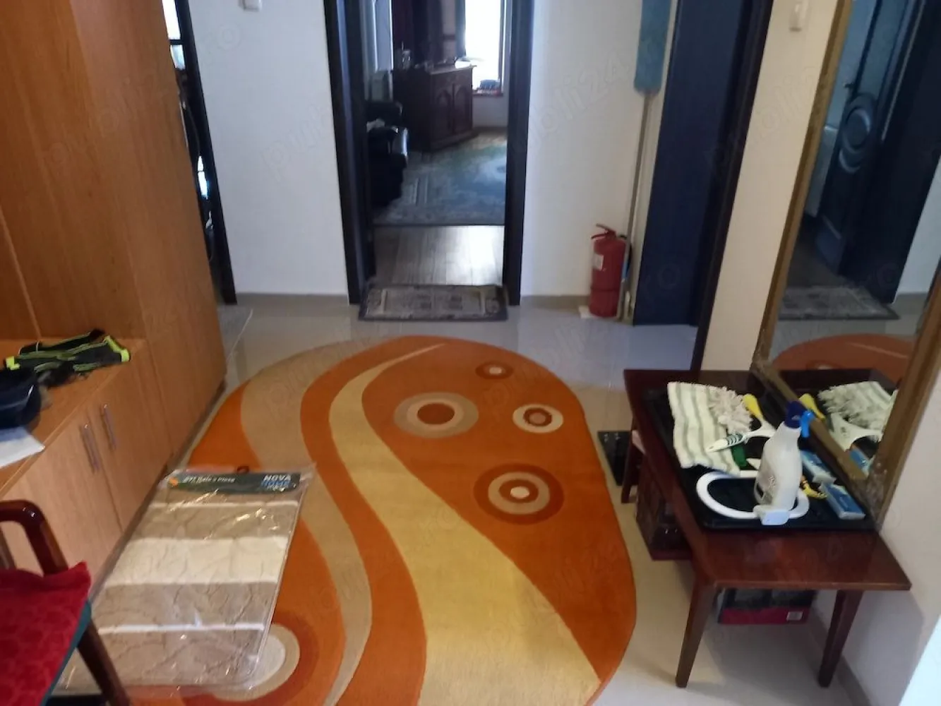 BRASADAS vinde casa cu etaj 5 cam in zona Titulescu. - Agenția imobiliara BRASADAS vinde casa cu etaj situată in zona Titulescu, la aproximativ 3m de gard și trotuar pentru cine apreciază .
- Beciul casei, spațios de peste 20mp;
- Parterul are 2 camere de peste 25mp, bucătărie peste 15mp, baie cu cabină de duș, hol spațios cu scări atât spre beci cât și spre etaj.
Din camera de la curte se ajunge pe terasa de 28mp, unde se află amenajată o bucătărie cu cele necesare funcțională și iarna.
- Etajul are 2 camere de peste 25mp, 1 cameră de peste 15mp, 1 baie cu cadă mare, hol mare cu urcare în pod și un spațiu pentru dressing.
- În curte există 3 anexe garaj mare, beci2 și depozit de lemne pentru termoșemineul de la parter.
- Casa a fost construită pe o fundație de piatră între anii 1976-1981 și a fost renovată total între anii 2015 2018, de la acoperiș până în beci.
- Casa are instalate panouri fotovoltaice de 6Kw cu invertor de 5Kw.
- La parter și la etaj în camerele dinspre curte există instalat aer condiționat.
- Casa este izolată cu polistiren de 12 cm.
- Încălzirea casei este realizată cu termoșemineul de la parter sau centrala pe gaz din bucătărie. Aerele condiționate fiind pe inverter fac și încălzire și răcoresc la nevoie.
www.brasadas.com.