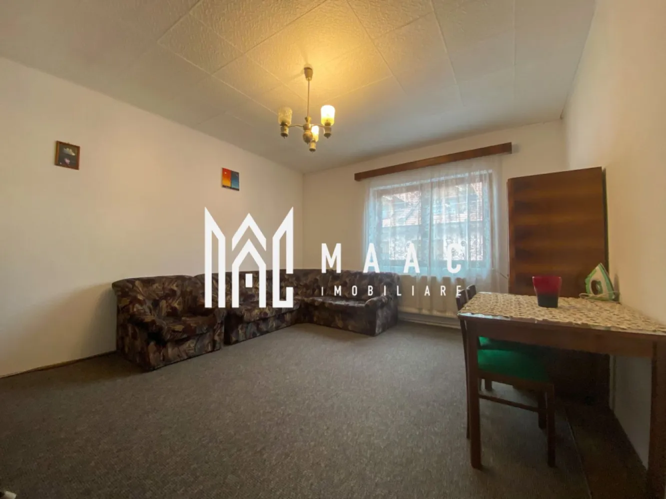 Casa tip Duplex 3 camere | Curte proprie | Piata Cibin - MAAC Imobiliare va prezinta o Casă tip Duplex cu 3 camere – situată in Zona Centrală, Piata Cibin.

Localizare:
Acces facil către punctele de interes din oraș, instituții, școli, centre comerciale și mijloace de transport.

Caracteristici:
Tip: casă de tip duplex, complet decomandată
Suprafață utilă: 130 mp
Suprafață totală teren: 200 mp
Curte liberă: 80 mp
An construcție: 1975
Deschidere la stradă: 13 ml

Compartimentare pe nivele:
Demisolul este compus dintr-o cameră, un spațiu de depozitare și o baie.
Parterul include un living spațios, o bucătărie de 12 mp, un hol de 8 mp și o baie.
Etajul este format din două dormitoare (unul de 22 mp și unul de 12 mp), un hol, o baie și acces în pod.

Pod:
Complet renovat, cu acoperiș și lemnărie noi, oferă posibilitatea de a amenaja încă o cameră și o baie.

Spațiu comercial adiacent:
Construit în anul 2005, izolat exterior, cu o suprafață utilă de 38 mp, acest spațiu poate fi închiriat pentru venit pasiv sau eliminat pentru extinderea curții.

Avantaje:
Posibilitate dublă de utilizare: rezidențială și/sau comercială.

Pentru mai multe detalii precizati telefonic ca ati vazut anuntul cu ID: CP2552276