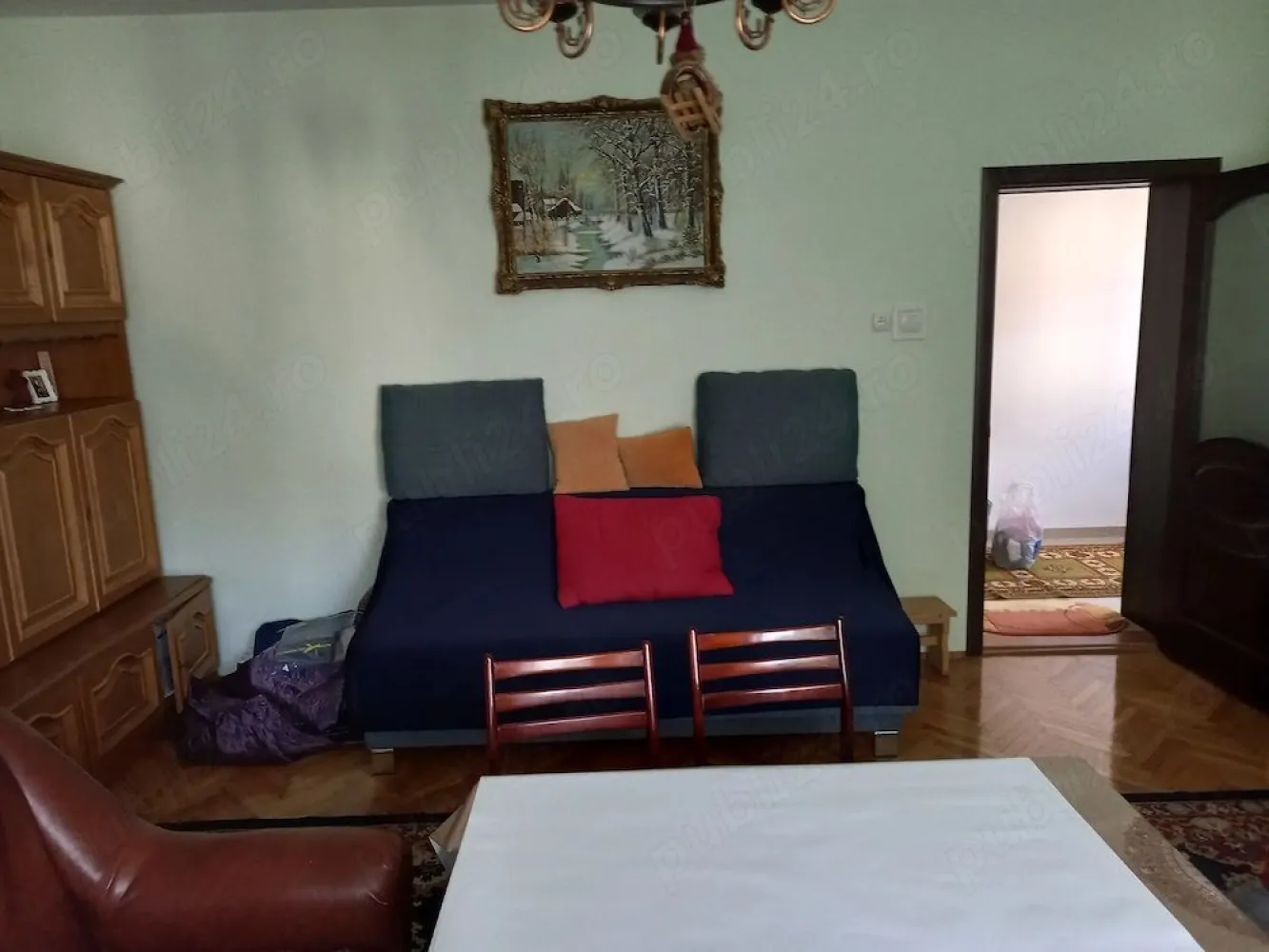 BRASADAS vinde casa cu etaj 5 cam in zona Titulescu. - Agenția imobiliara BRASADAS vinde casa cu etaj situată in zona Titulescu, la aproximativ 3m de gard și trotuar pentru cine apreciază .
- Beciul casei, spațios de peste 20mp;
- Parterul are 2 camere de peste 25mp, bucătărie peste 15mp, baie cu cabină de duș, hol spațios cu scări atât spre beci cât și spre etaj.
Din camera de la curte se ajunge pe terasa de 28mp, unde se află amenajată o bucătărie cu cele necesare funcțională și iarna.
- Etajul are 2 camere de peste 25mp, 1 cameră de peste 15mp, 1 baie cu cadă mare, hol mare cu urcare în pod și un spațiu pentru dressing.
- În curte există 3 anexe garaj mare, beci2 și depozit de lemne pentru termoșemineul de la parter.
- Casa a fost construită pe o fundație de piatră între anii 1976-1981 și a fost renovată total între anii 2015 2018, de la acoperiș până în beci.
- Casa are instalate panouri fotovoltaice de 6Kw cu invertor de 5Kw.
- La parter și la etaj în camerele dinspre curte există instalat aer condiționat.
- Casa este izolată cu polistiren de 12 cm.
- Încălzirea casei este realizată cu termoșemineul de la parter sau centrala pe gaz din bucătărie. Aerele condiționate fiind pe inverter fac și încălzire și răcoresc la nevoie.
www.brasadas.com.