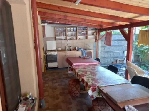 BRASADAS vinde casa cu etaj 5 cam in zona Titulescu.