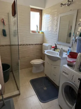 BRASADAS vinde casa cu etaj 5 cam in zona Titulescu.