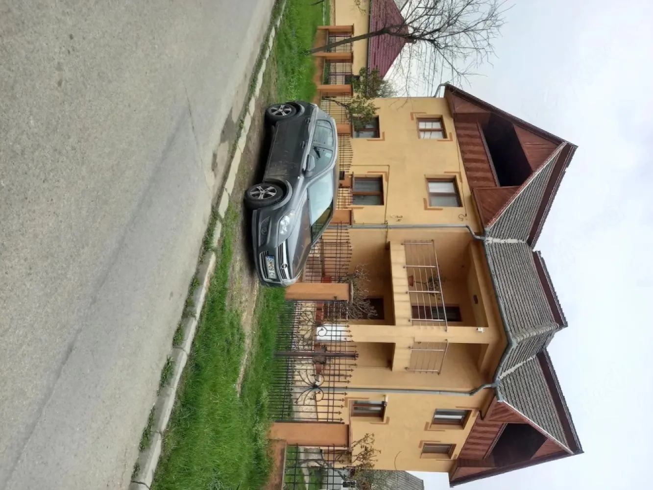 BRASADAS vinde casa cu teren și anexa. - Agenția imobiliara BRASADAS vinde casa cu etaj cu suprafața utila de 236mp, suprafața teren 
786mp un garaj cu 2 boxe. 
Casa este pe colț cu posibilitate de extindere.
Www.brasadas.com.