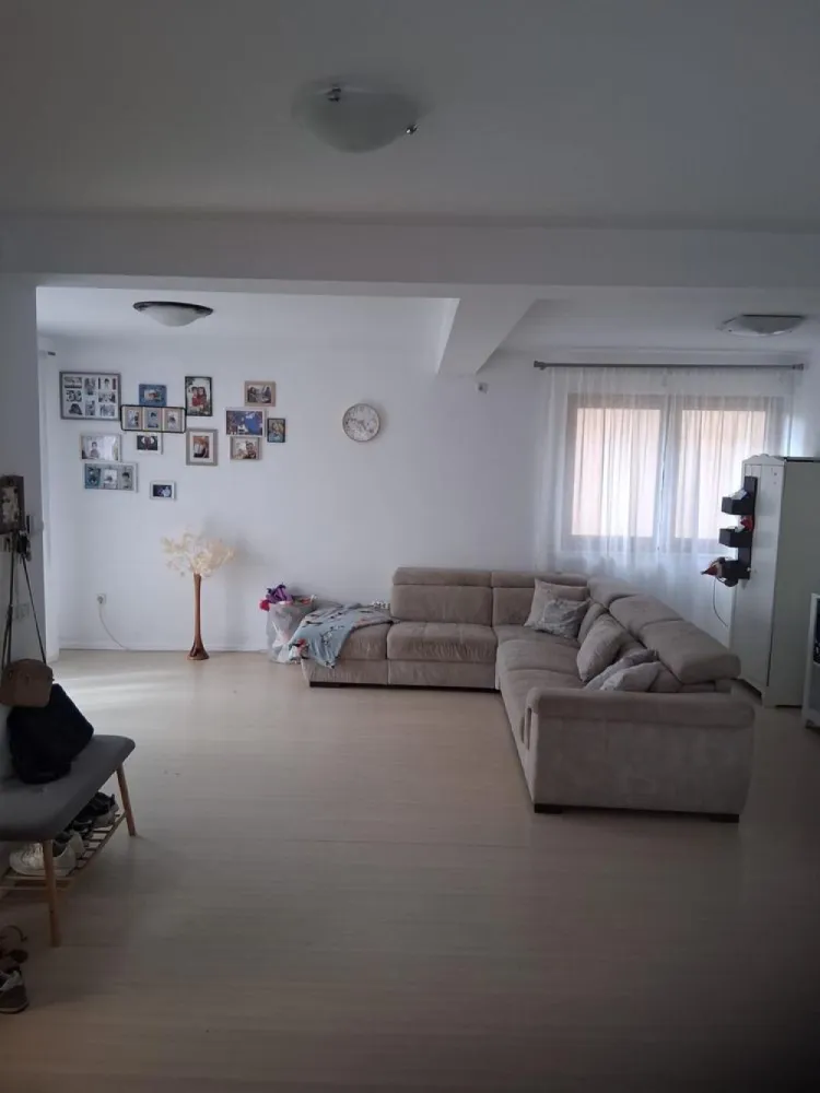 BRASADAS vinde casa cu etaj in zona Alecu Russo - Agentia imobiliara BRASADAS vinde casa construita pe un de teren de 600 mp, de tip D+P+M, izolată, compartimentare moderna, toate utilitățile, strada asfaltată. Casa dispune de:
 -3 dormitoare la etaj
-1 baie la etaj 
- o camera tip dressing la etaj
-2 terase (una la etaj, una la parter)
-salon f spațios la parter, bucătărie mare, zona pt servirea mesei,o baie și un dormitor, geamuri termopan, uși interioare termopan. 240 de metri pătrați în total, 120 mp pe nivel, Interiorul are finisaje de calitate., încălzire în pardosea, beci si garaj la subsolul casei sub toata suprafața casei, garajul având 2 accese auto și cu acces direct din casa.
Accesul la etaj este posibil și din exterior (având scări exterioare direct la zona de etaj)
Dacă vrei o locuință confortabilă într-o zonă foarte buna, liniștită, contactează-ne pentru vizionare.
Www.brasadas.com.