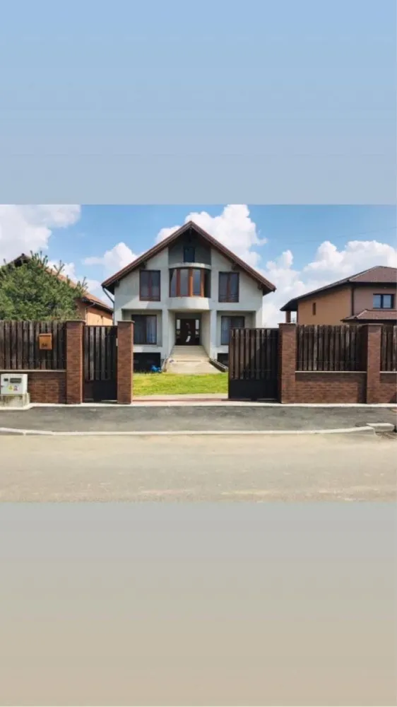 BRASADAS vinde casa cu etaj in zona Alecu Russo - Agentia imobiliara BRASADAS vinde casa construita pe un de teren de 600 mp, de tip D+P+M, izolată, compartimentare moderna, toate utilitățile, strada asfaltată. Casa dispune de:
 -3 dormitoare la etaj
-1 baie la etaj 
- o camera tip dressing la etaj
-2 terase (una la etaj, una la parter)
-salon f spațios la parter, bucătărie mare, zona pt servirea mesei,o baie și un dormitor, geamuri termopan, uși interioare termopan. 240 de metri pătrați în total, 120 mp pe nivel, Interiorul are finisaje de calitate., încălzire în pardosea, beci si garaj la subsolul casei sub toata suprafața casei, garajul având 2 accese auto și cu acces direct din casa.
Accesul la etaj este posibil și din exterior (având scări exterioare direct la zona de etaj)
Dacă vrei o locuință confortabilă într-o zonă foarte buna, liniștită, contactează-ne pentru vizionare.
Www.brasadas.com.