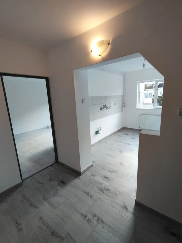 BRASADAS vinde ap 2 cam finisat Micro 16 etaj 2/4. - Agentia imobiliara BRASADAS vinde apartament spațios cu 2 camere situat la etajul 2/4 într-un bloc solid de cărămidă, într-o zonă liniștită și bine cotată din Micro 16.

Bucătărie generoasă, 2 holuri, baie, balcon, debara, beci uscat.

Centrală termică nouă (în garanție), aer condiționat nou, parchet laminat nou, faianță în baie și bucătărie, gresie în baie, bucătărie, holuri, balcon și debara, calorifere noi.

Scară curată, interfon, vecini liniștiți.
Apartamentul este ideal atât pentru locuit, cât și pentru investiție.

Www.brasadas.com.