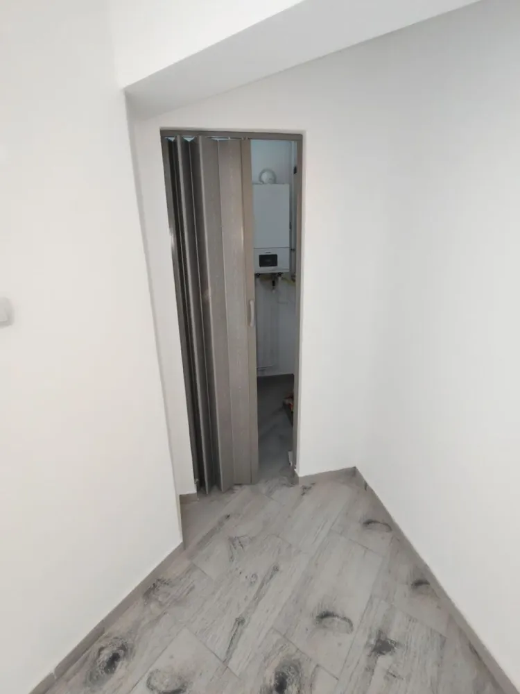BRASADAS vinde ap 2 cam finisat Micro 16 etaj 2/4. - Agentia imobiliara BRASADAS vinde apartament spațios cu 2 camere situat la etajul 2/4 într-un bloc solid de cărămidă, într-o zonă liniștită și bine cotată din Micro 16.

Bucătărie generoasă, 2 holuri, baie, balcon, debara, beci uscat.

Centrală termică nouă (în garanție), aer condiționat nou, parchet laminat nou, faianță în baie și bucătărie, gresie în baie, bucătărie, holuri, balcon și debara, calorifere noi.

Scară curată, interfon, vecini liniștiți.
Apartamentul este ideal atât pentru locuit, cât și pentru investiție.

Www.brasadas.com.