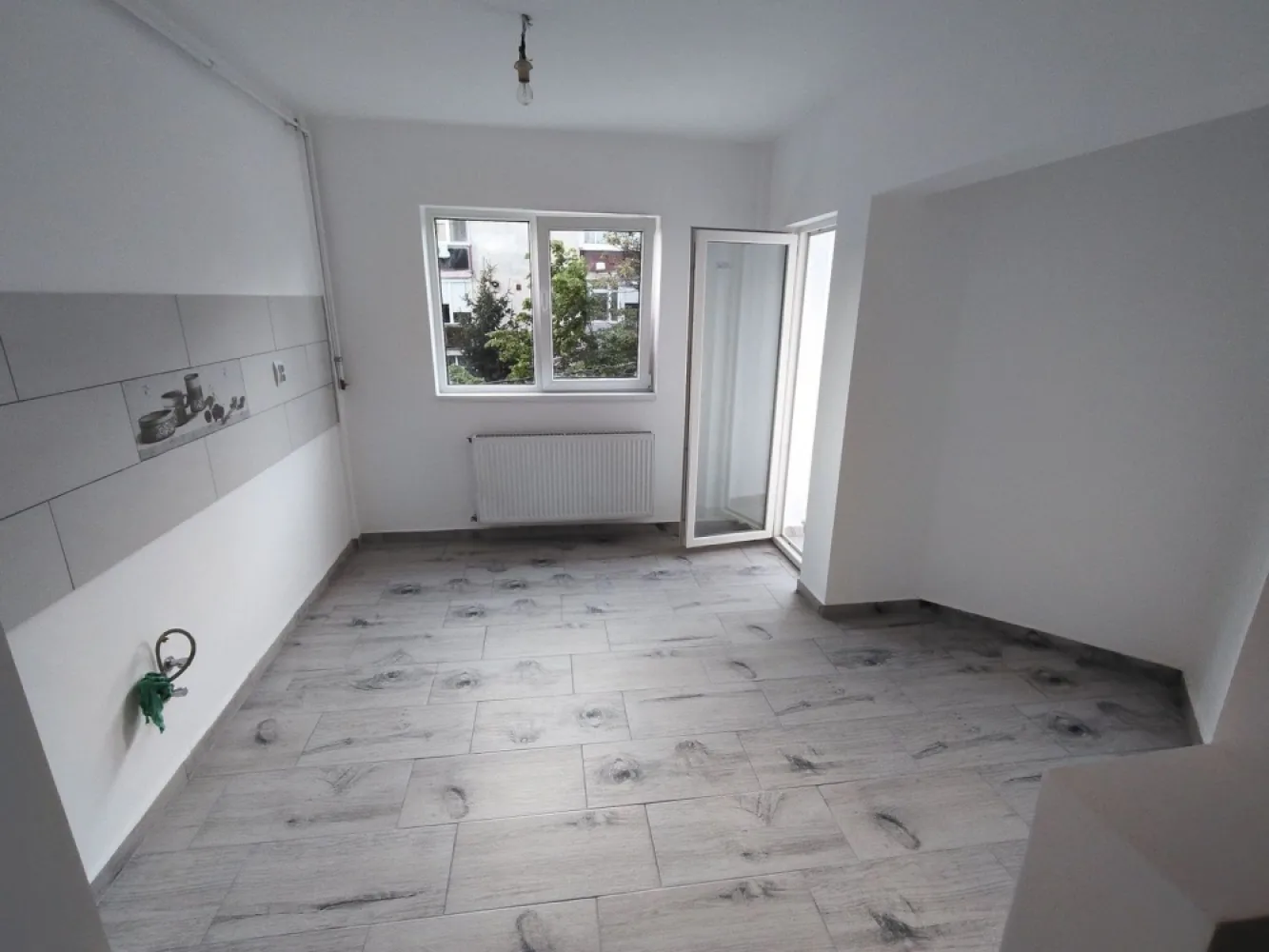 BRASADAS vinde ap 2 cam finisat Micro 16 etaj 2/4. - Agentia imobiliara BRASADAS vinde apartament spațios cu 2 camere situat la etajul 2/4 într-un bloc solid de cărămidă, într-o zonă liniștită și bine cotată din Micro 16.

Bucătărie generoasă, 2 holuri, baie, balcon, debara, beci uscat.

Centrală termică nouă (în garanție), aer condiționat nou, parchet laminat nou, faianță în baie și bucătărie, gresie în baie, bucătărie, holuri, balcon și debara, calorifere noi.

Scară curată, interfon, vecini liniștiți.
Apartamentul este ideal atât pentru locuit, cât și pentru investiție.

Www.brasadas.com.
