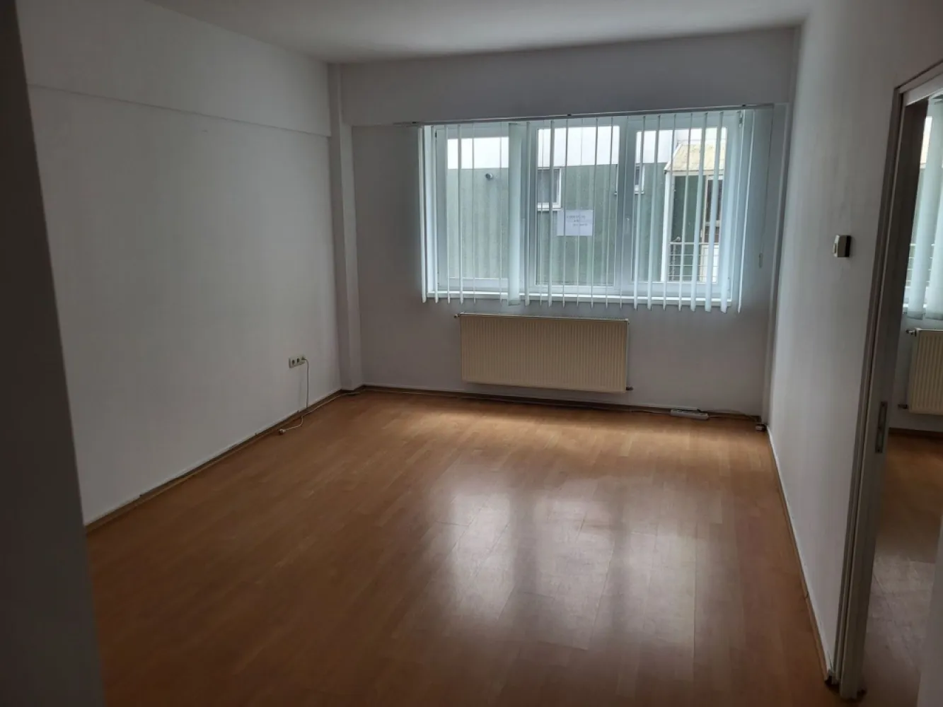 BRASADAS vinde ap 2 cam la PARTER in CENTRU. - Agenția imobiliara BRASADAS vinde apartament cu 2 camere 46 mp. utili, zona centrala, situat la parter.
Spatiul este ideal pentru birouri sau pentru locuit.
Bloc construit in anul 2007, foarte aproape de toate facilitatile.
Www.brasadas.com.