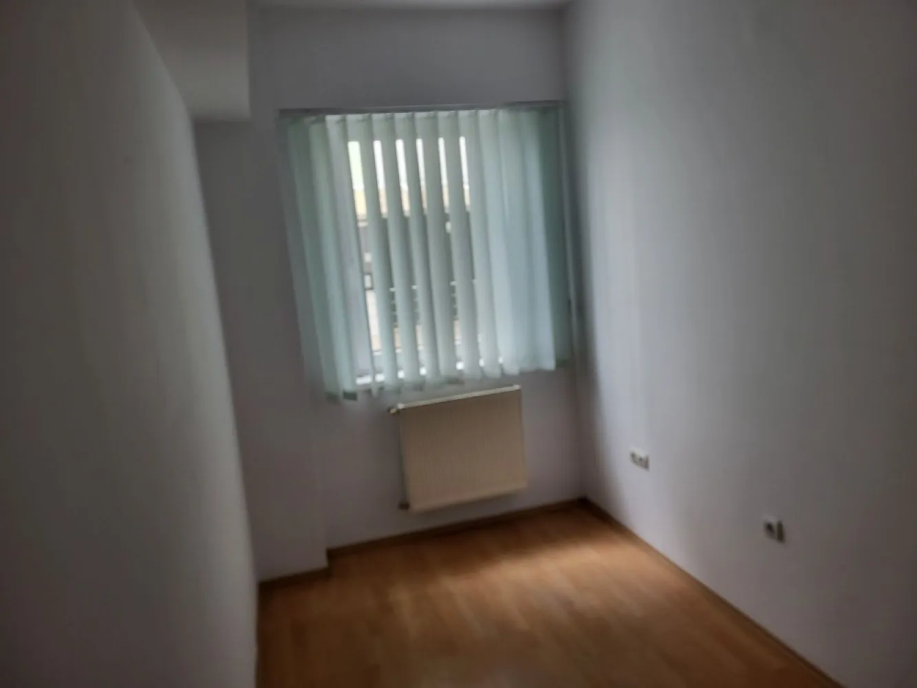 BRASADAS vinde ap 2 cam la PARTER in CENTRU. - Agenția imobiliara BRASADAS vinde apartament cu 2 camere 46 mp. utili, zona centrala, situat la parter.
Spatiul este ideal pentru birouri sau pentru locuit.
Bloc construit in anul 2007, foarte aproape de toate facilitatile.
Www.brasadas.com.