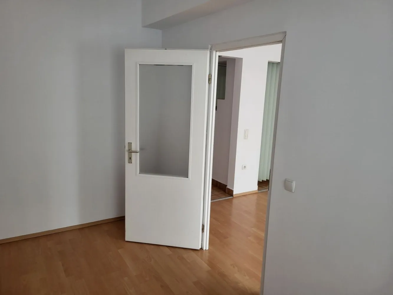 BRASADAS vinde ap 2 cam la PARTER in CENTRU. - Agenția imobiliara BRASADAS vinde apartament cu 2 camere 46 mp. utili, zona centrala, situat la parter.
Spatiul este ideal pentru birouri sau pentru locuit.
Bloc construit in anul 2007, foarte aproape de toate facilitatile.
Www.brasadas.com.