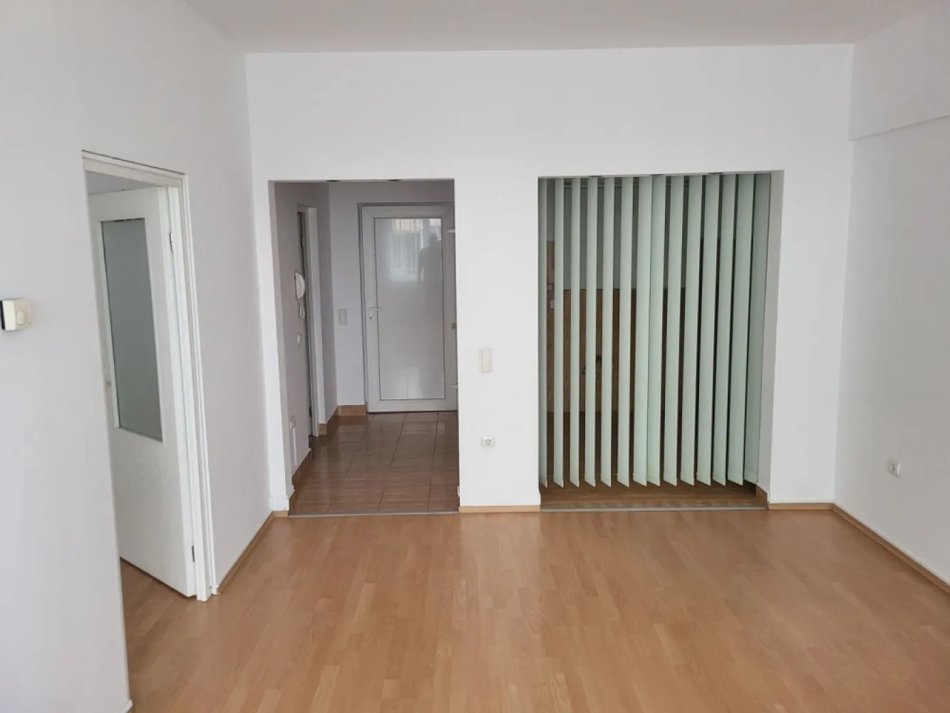 BRASADAS vinde ap 2 cam la PARTER in CENTRU. - Agenția imobiliara BRASADAS vinde apartament cu 2 camere 46 mp. utili, zona centrala, situat la parter.
Spatiul este ideal pentru birouri sau pentru locuit.
Bloc construit in anul 2007, foarte aproape de toate facilitatile.
Www.brasadas.com.