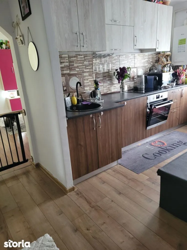 BRASADAS vinde ap 2 cam mobilat etaj 4/4. - Agentia imobiliara BRASADAS vinde apartament cu 2 camere semidecomandat, cu o suprafata totala de 57 mp, din care suprafata utila e de 52 mp.
Apartamentul dispune de 2 camere, bucatarie mare, 2 holuri, baie marita, balcon deschis amenajat frumos, parchet laminat peste tot, centrala termica Beretta,usa metalica, geamuri termopan, plasa de tantari peste tot, renovat in 2021.
Blocul este izolat,cu interfon,cu access la boxa de la intrare. Casa scarii este curata, intretinuta de o firma de curatenie. Aproape singuri la etaj,fara vecini. Nu are urme de infiltratie!Zona este una linistita,strada este sens unic,cu traffic redus.
Apartamentul se preda mobilat,dotat cu aer conditional, fara electrocasnicele mari (frigider,plita,cuptor,masina de spalat vase).
Www.brasadas.com.
