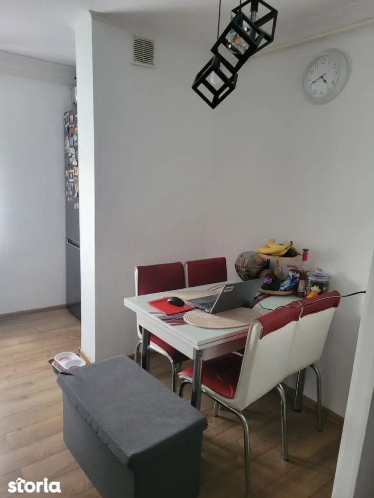 BRASADAS vinde ap 2 cam mobilat etaj 4/4. - Agentia imobiliara BRASADAS vinde apartament cu 2 camere semidecomandat, cu o suprafata totala de 57 mp, din care suprafata utila e de 52 mp.
Apartamentul dispune de 2 camere, bucatarie mare, 2 holuri, baie marita, balcon deschis amenajat frumos, parchet laminat peste tot, centrala termica Beretta,usa metalica, geamuri termopan, plasa de tantari peste tot, renovat in 2021.
Blocul este izolat,cu interfon,cu access la boxa de la intrare. Casa scarii este curata, intretinuta de o firma de curatenie. Aproape singuri la etaj,fara vecini. Nu are urme de infiltratie!Zona este una linistita,strada este sens unic,cu traffic redus.
Apartamentul se preda mobilat,dotat cu aer conditional, fara electrocasnicele mari (frigider,plita,cuptor,masina de spalat vase).
Www.brasadas.com.
