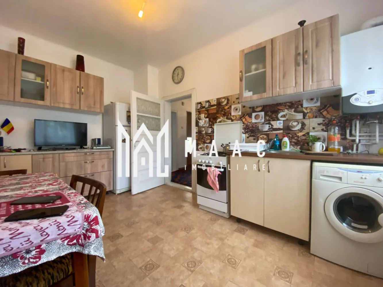 Casa tip Duplex 3 camere | Curte proprie | Piata Cibin - MAAC Imobiliare va prezinta o Casă tip Duplex cu 3 camere – situată in Zona Centrală, Piata Cibin.

Localizare:
Acces facil către punctele de interes din oraș, instituții, școli, centre comerciale și mijloace de transport.

Caracteristici:
Tip: casă de tip duplex, complet decomandată
Suprafață utilă: 130 mp
Suprafață totală teren: 200 mp
Curte liberă: 80 mp
An construcție: 1975
Deschidere la stradă: 13 ml

Compartimentare pe nivele:
Demisolul este compus dintr-o cameră, un spațiu de depozitare și o baie.
Parterul include un living spațios, o bucătărie de 12 mp, un hol de 8 mp și o baie.
Etajul este format din două dormitoare (unul de 22 mp și unul de 12 mp), un hol, o baie și acces în pod.

Pod:
Complet renovat, cu acoperiș și lemnărie noi, oferă posibilitatea de a amenaja încă o cameră și o baie.

Spațiu comercial adiacent:
Construit în anul 2005, izolat exterior, cu o suprafață utilă de 38 mp, acest spațiu poate fi închiriat pentru venit pasiv sau eliminat pentru extinderea curții.

Avantaje:
Posibilitate dublă de utilizare: rezidențială și/sau comercială.

Pentru mai multe detalii precizati telefonic ca ati vazut anuntul cu ID: CP2552276