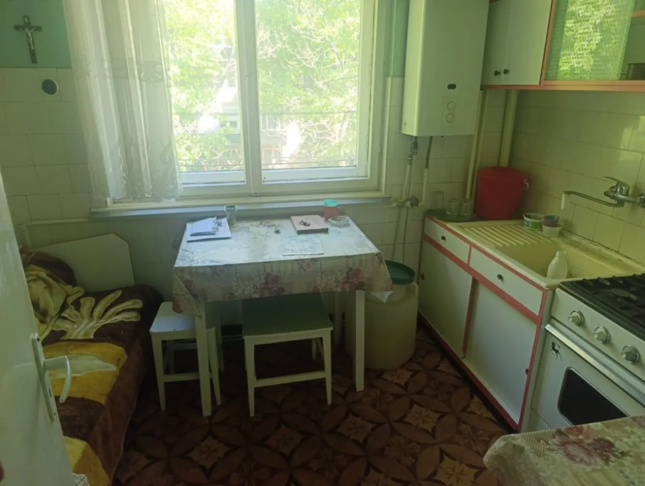 BRASADAS vinde ap 2 cam etaj 3/4 - Agentia imobiliara BRASADAS vinde apartament cu doua camere la etajul 3 din 4 in bloc din cărămidă, peste drum de Kaufland , City Mall, 60 mp. in zona liniștită cu verdeață. 
Apartamentul necesita renovare.
Www.brasadas.com.