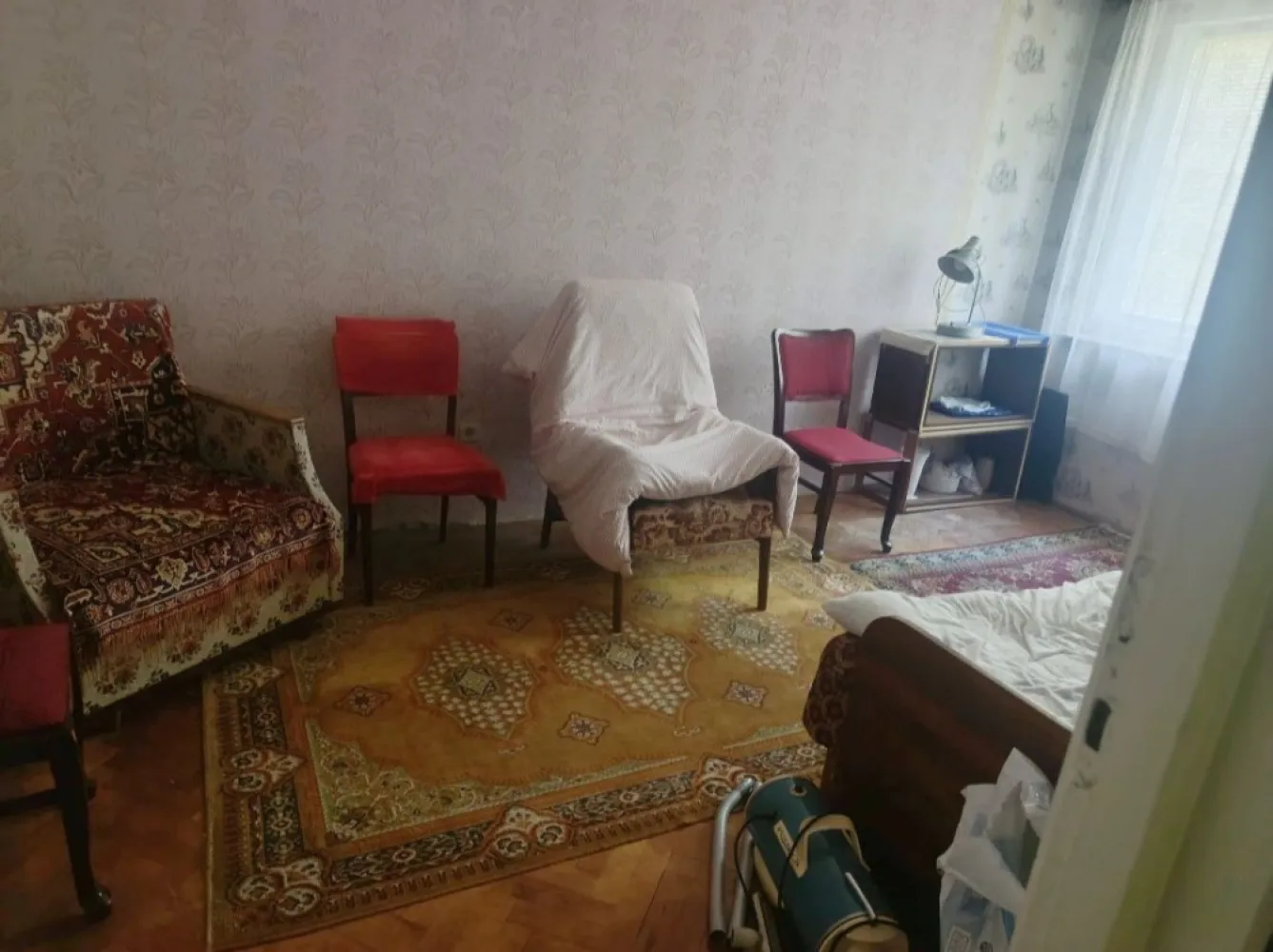 BRASADAS vinde ap 2 cam etaj 3/4 - Agentia imobiliara BRASADAS vinde apartament cu doua camere la etajul 3 din 4 in bloc din cărămidă, peste drum de Kaufland , City Mall, 60 mp. in zona liniștită cu verdeață. 
Apartamentul necesita renovare.
Www.brasadas.com.