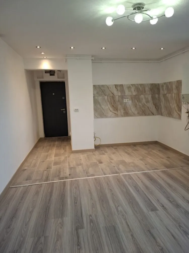 BRASADAS vinde ap 2 cam RENOVAT in Micro14 etaj 4/4. - Agentia imobiliara BRASADAS vinde apartament in Micro14 etajul 4/4 recent renovat de la A la Z.
Apartamentul este dotat cu centrala pe gaz si calorifere noi, geamuri termopan, usi noi ,sistemul electric nou, instalatii sanitare noi.
Izolație exterioara cu polistiren 10cm, acoperișul hidroizolat recent.
Zona foarte liniștită, ideal pentru locuit sau închiriat, în apropriere de Spitalul Județean, Piața Someș, Mall, gradinita, creșă.
Www.brasadas.com.
